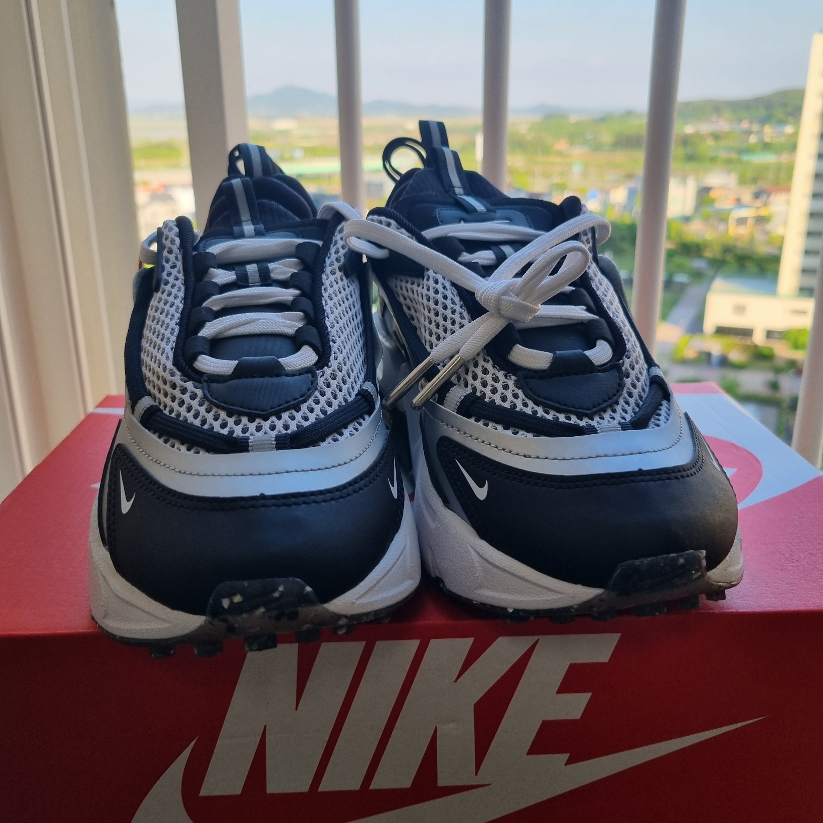 (W) Nike Air Max Furyosa Silver and Black 착용 스타일 - 1