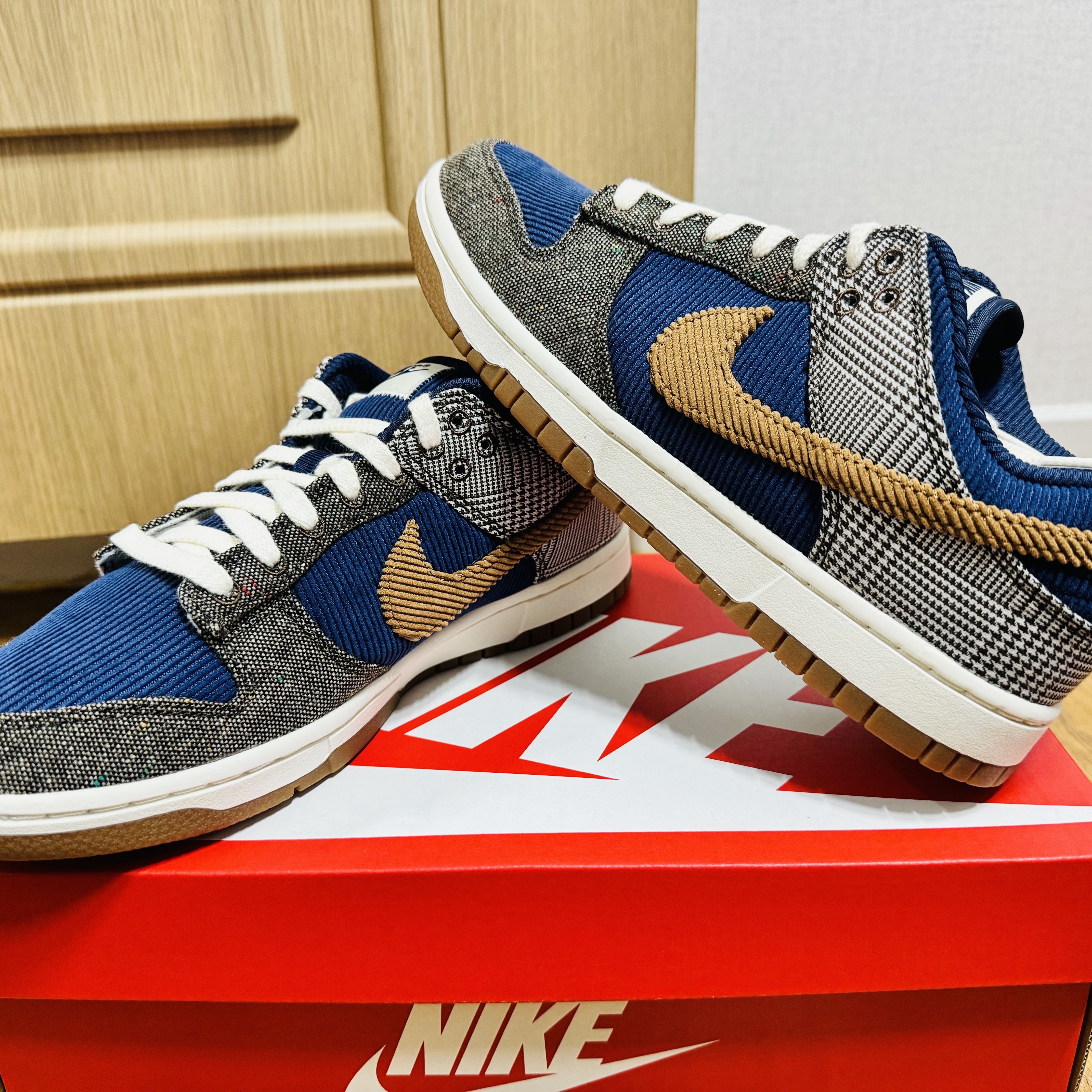 Nike Dunk Low PRM Midnight Navy and Baroque Brown 착용 스타일