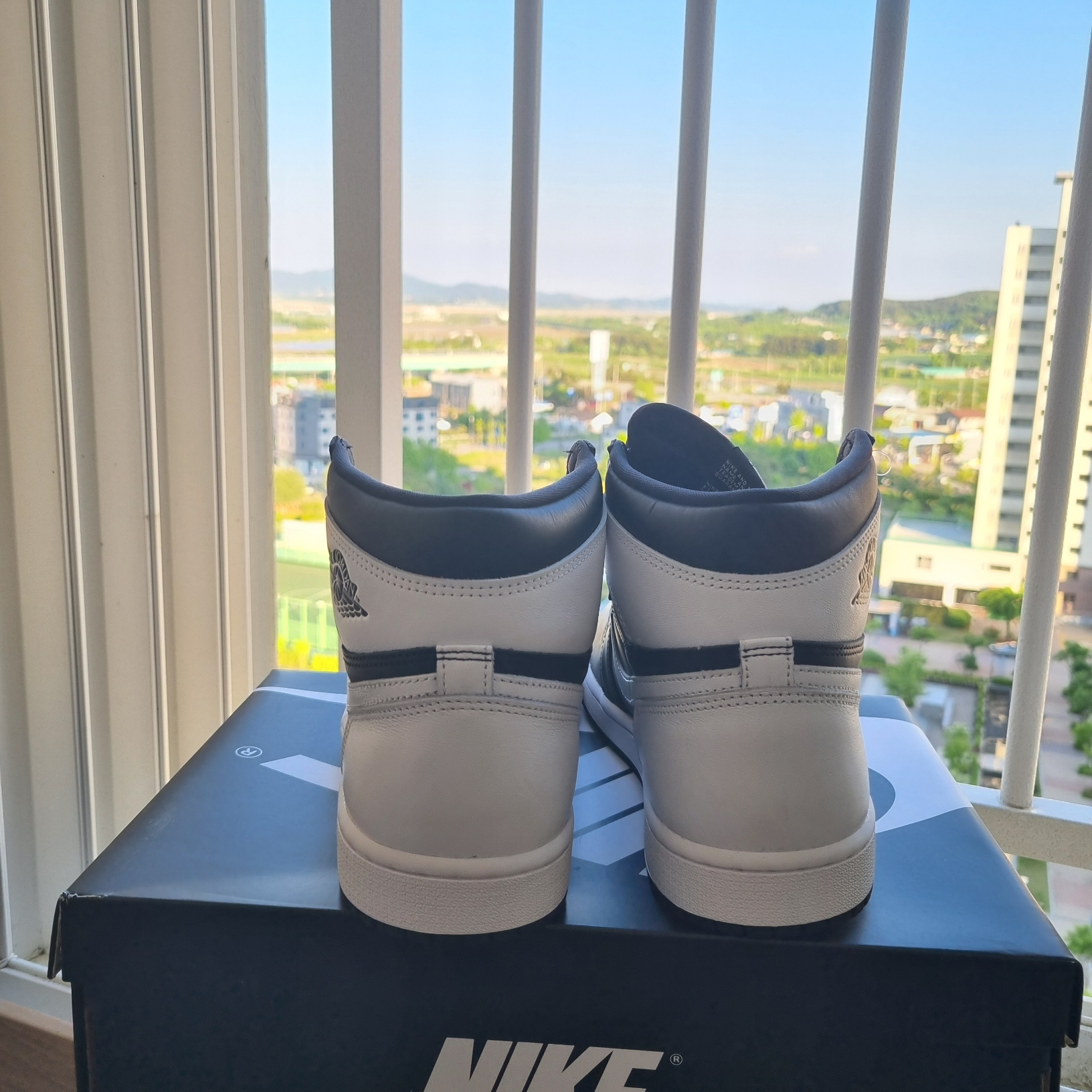 Jordan 1 Retro High OG Black White 착용 스타일 - 3
