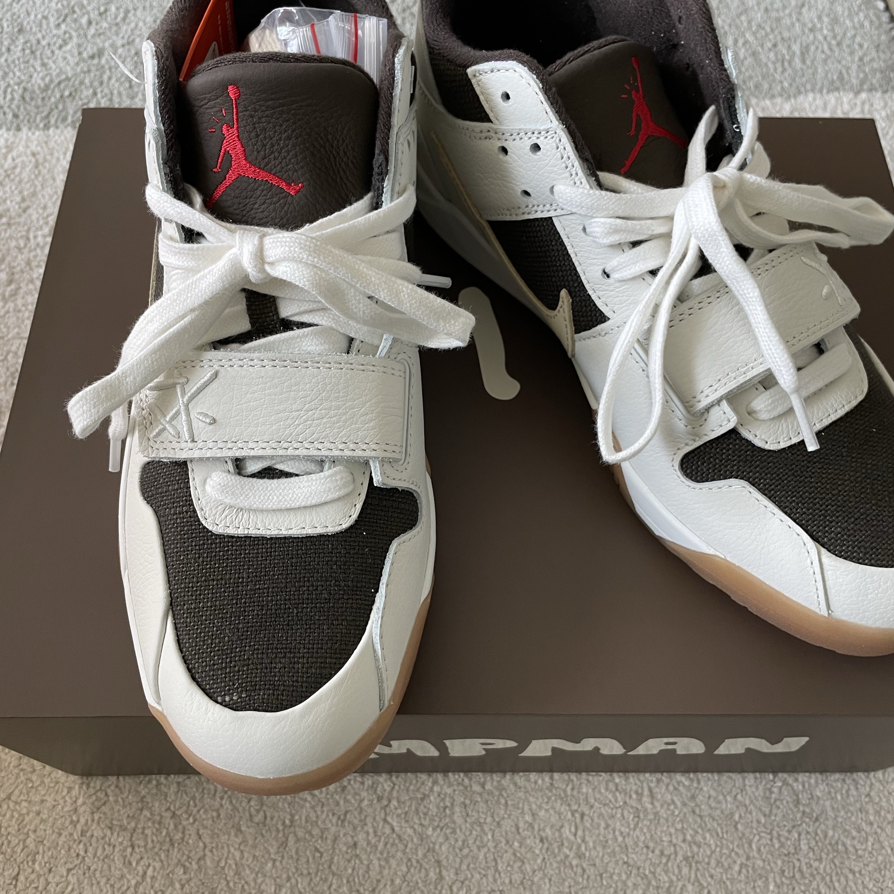 Jordan x Travis Scott Jumpman Jack TR Sail and Dark Mocha 착용 스타일 - 2