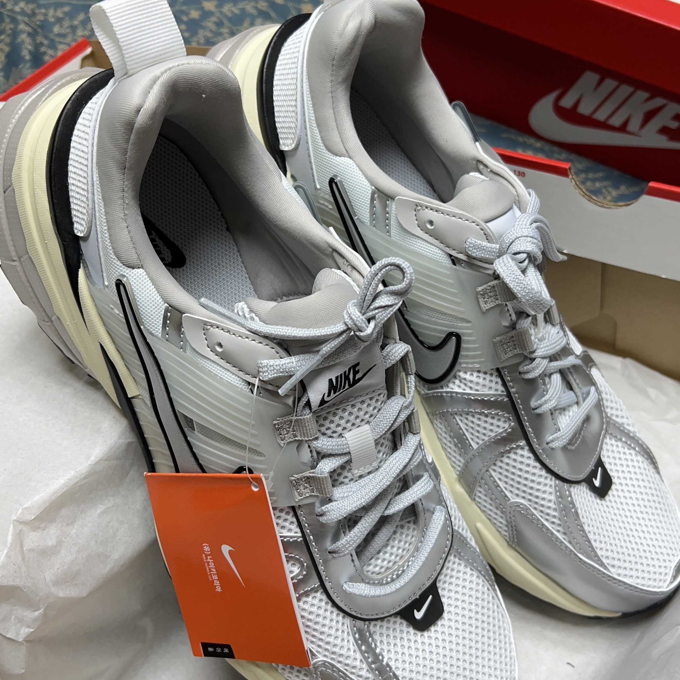 Nike V2K Run Pure Platinum Light Iron Ore 착용 스타일