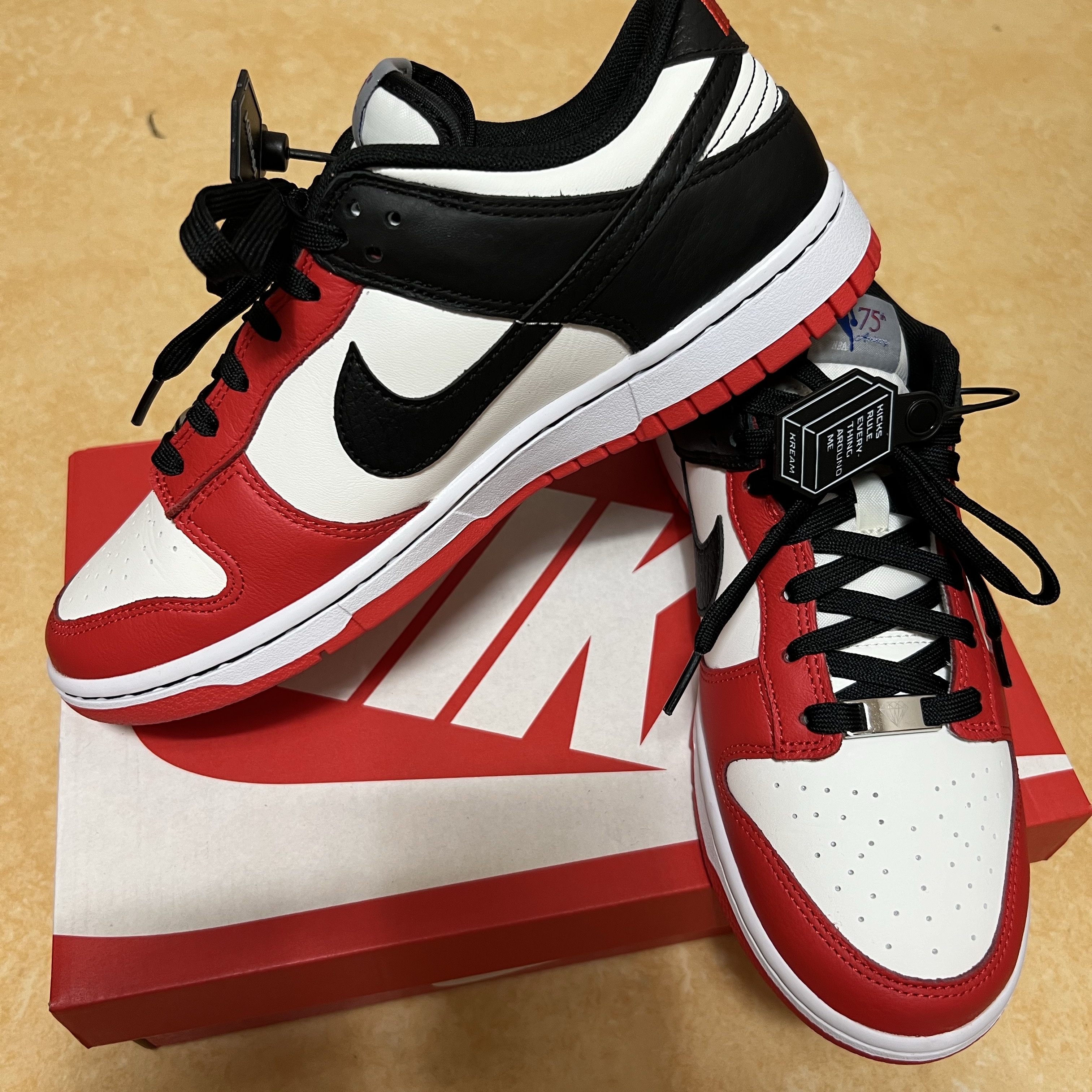 Nike x NBA Dunk Low Retro EMB Black and Chile Red, Deus Ex Machina Seoul Address T-Shirt White 착용 스타일 - 2