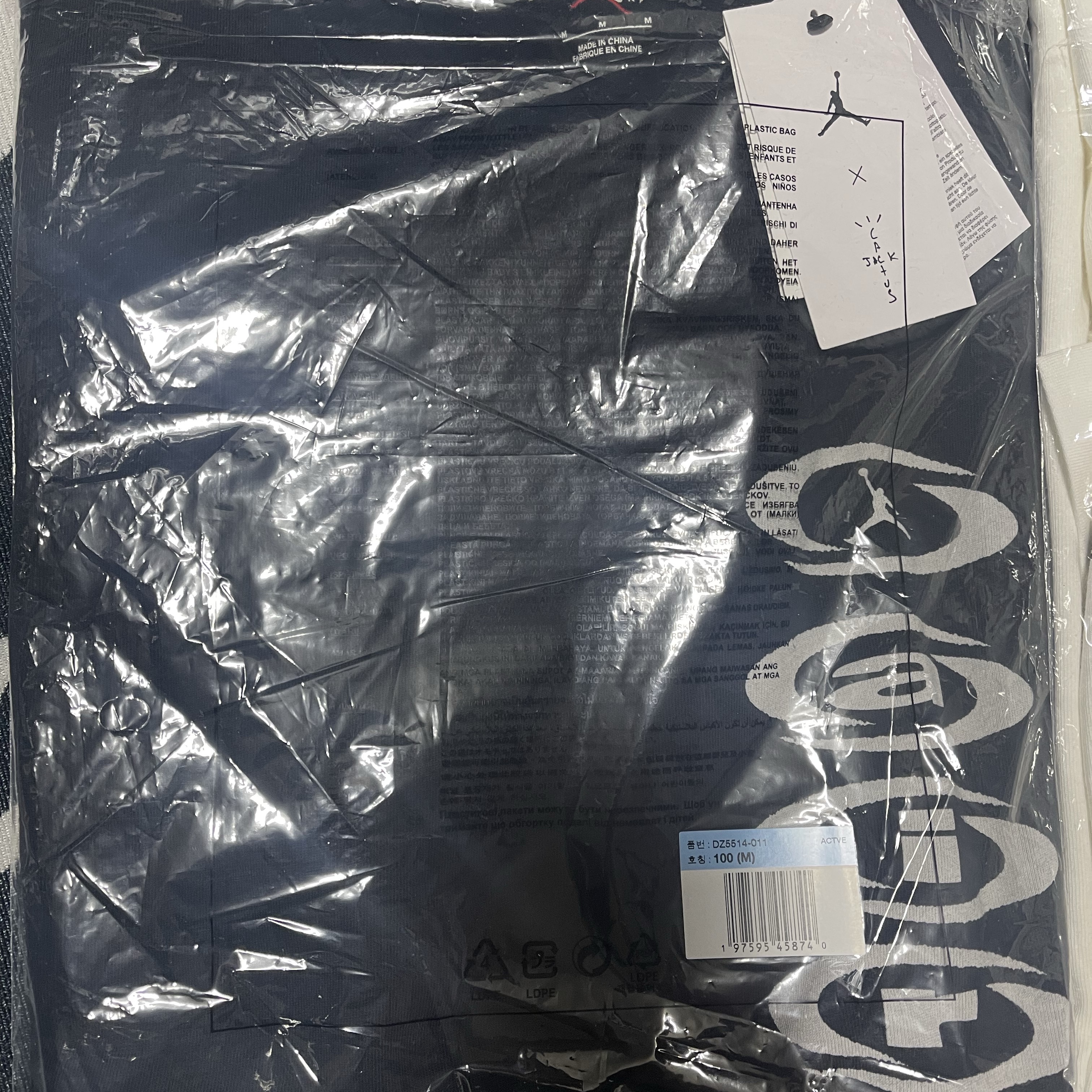 Jordan x Travis Scott T-Shirts Sail (DZ5510-133), Jordan x Travis Scott T-Shirts Black (DZ5514-011) 착용 스타일 - 5