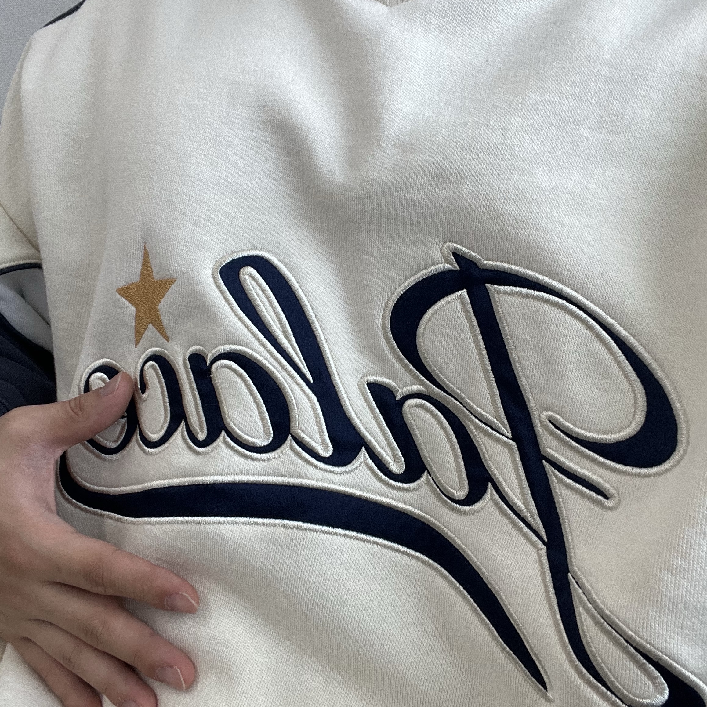 Palace Star Script Crew Soft White - 24SS 착용 스타일
