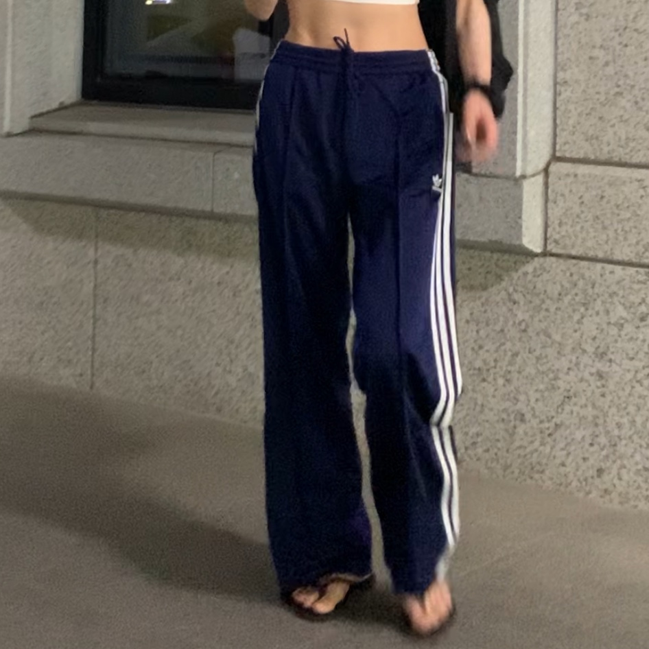 (W) Adidas Originals Firebird Loose Track Pants Dark Blue - KR Sizing 착용 스타일 - 3