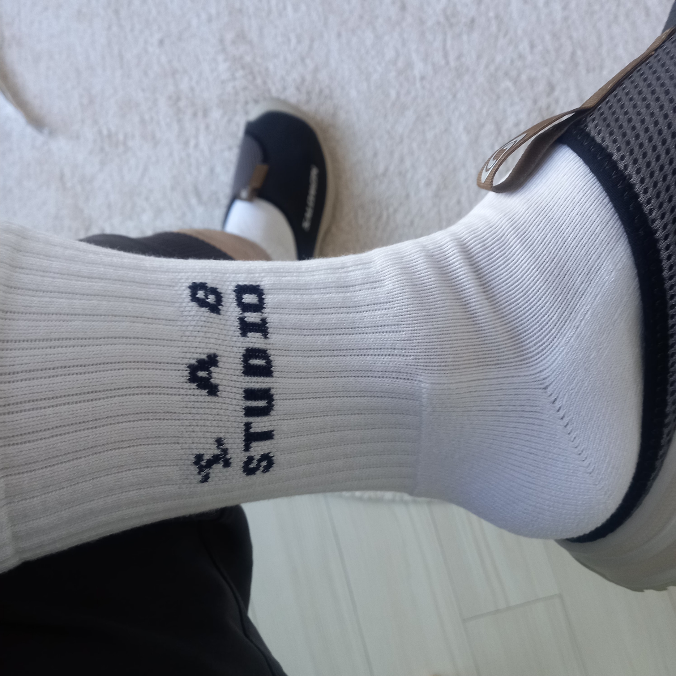IAB Studio Socks White (5 Pack), Salomon RX Slide 3.0 Black Plum Kitten 착용 스타일 - 3