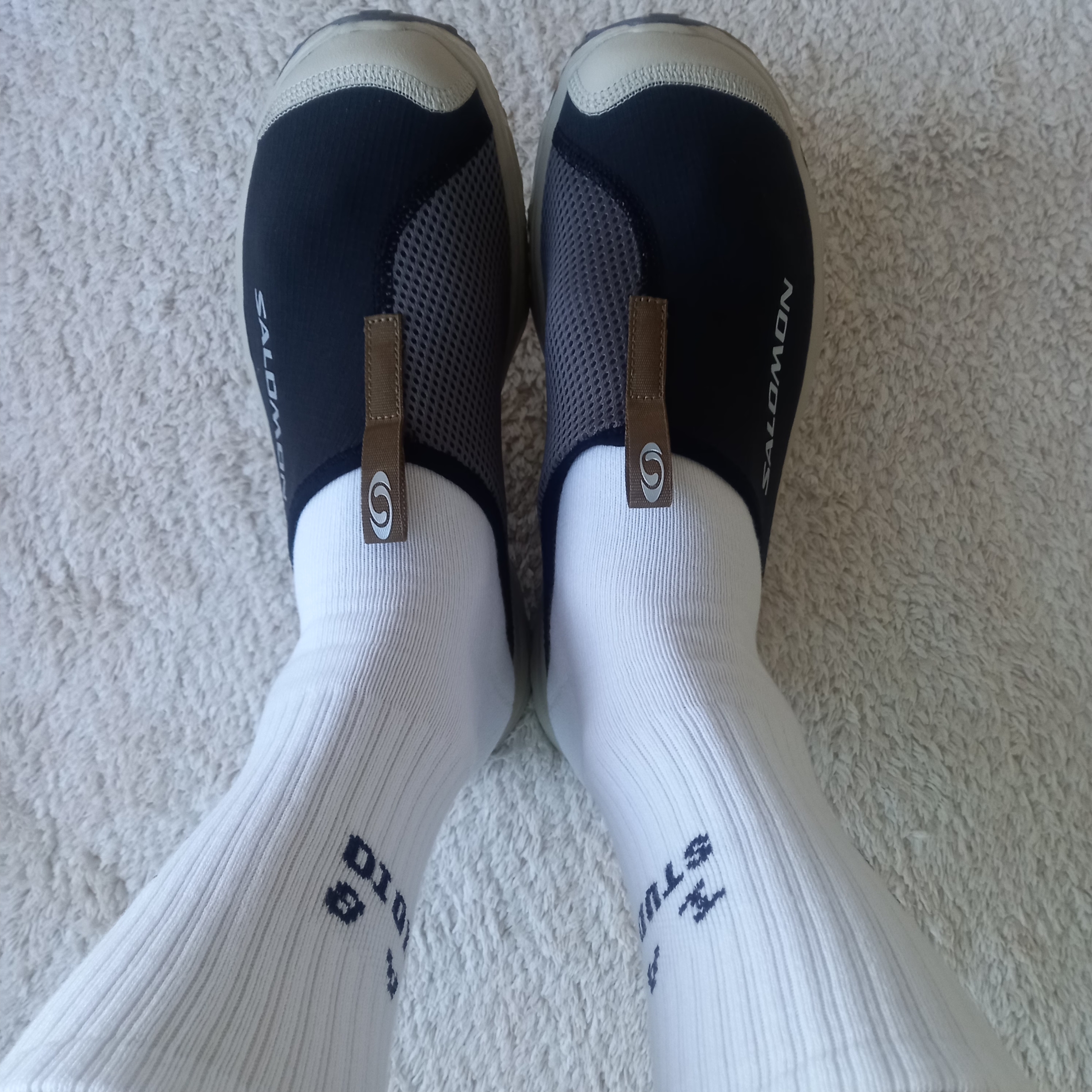 IAB Studio Socks White (5 Pack), Salomon RX Slide 3.0 Black Plum Kitten 착용 스타일 - 4