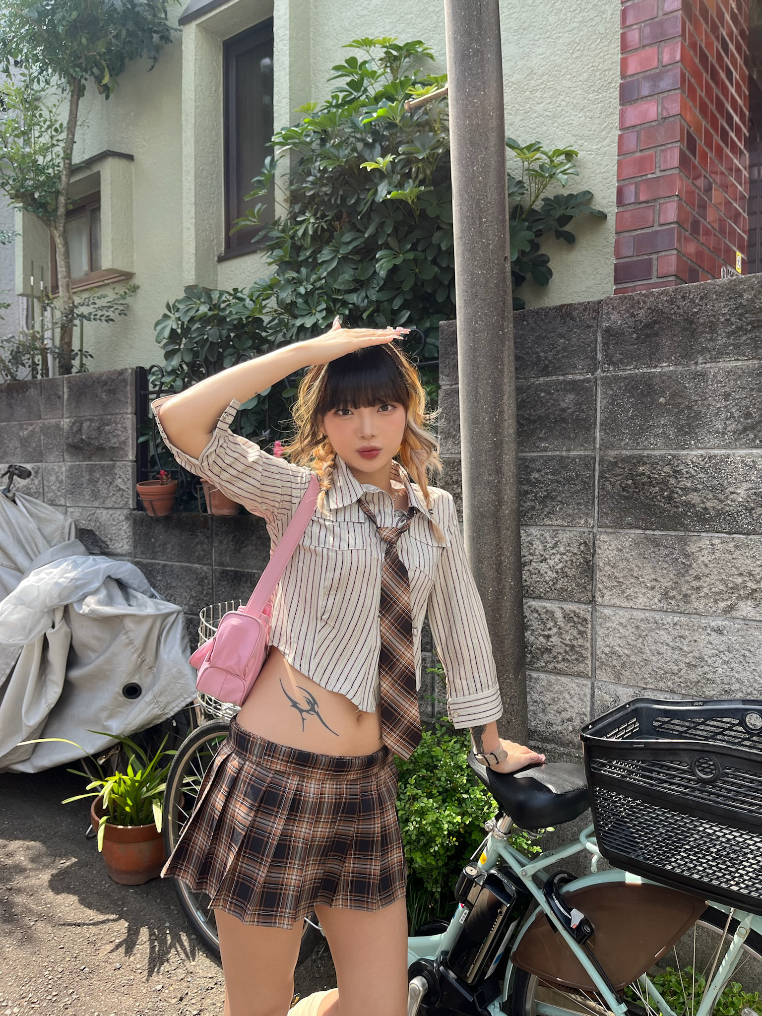 Matin Kim Madeleine Round Bag Pink, (W) Dr. Martens 1B99 Boots Black 착용 스타일 - 1