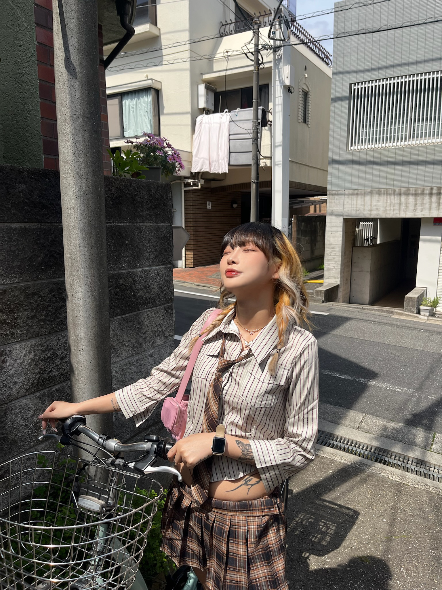 Matin Kim Madeleine Round Bag Pink, (W) Dr. Martens 1B99 Boots Black 착용 스타일 - 2