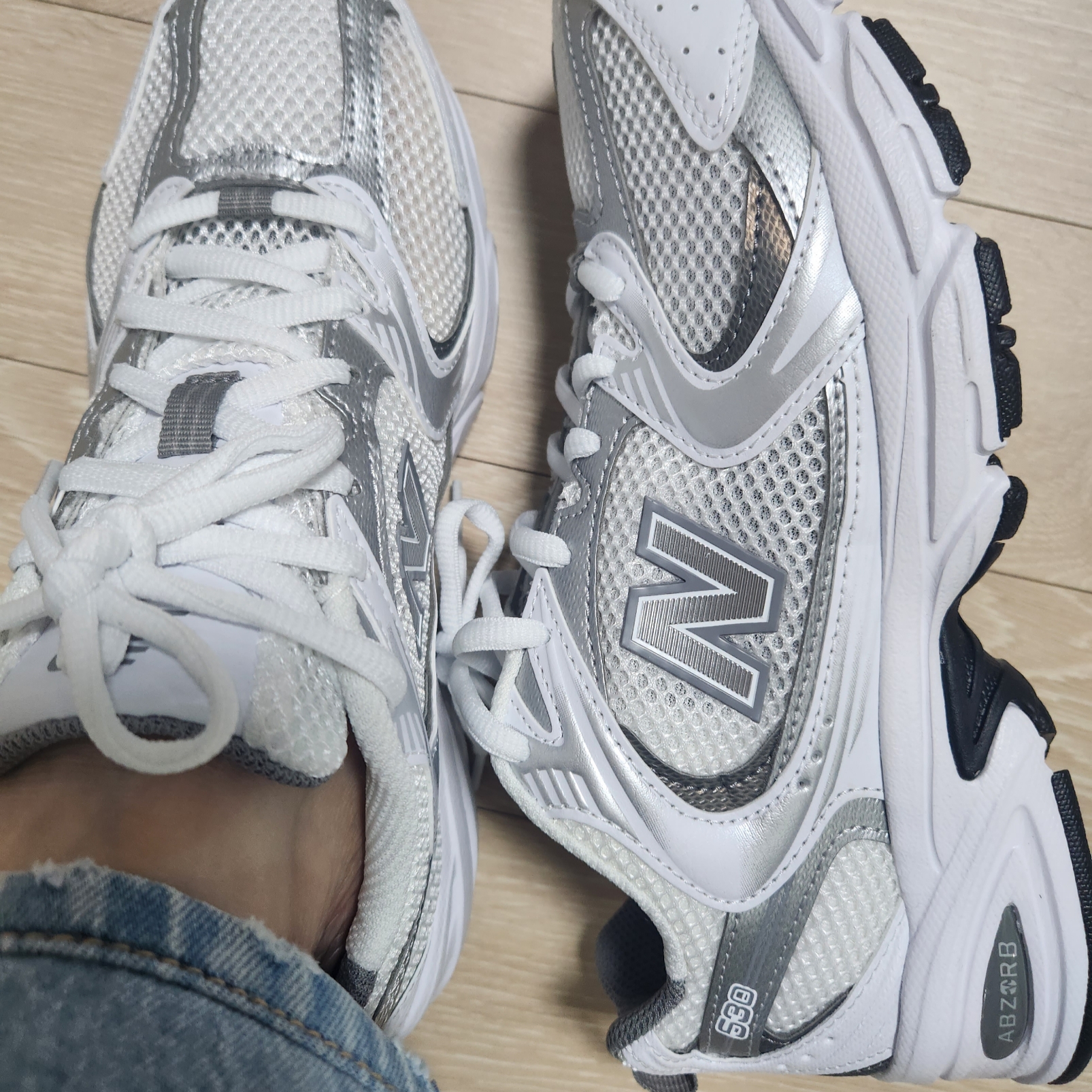 New Balance 530 White Silver 착용 스타일