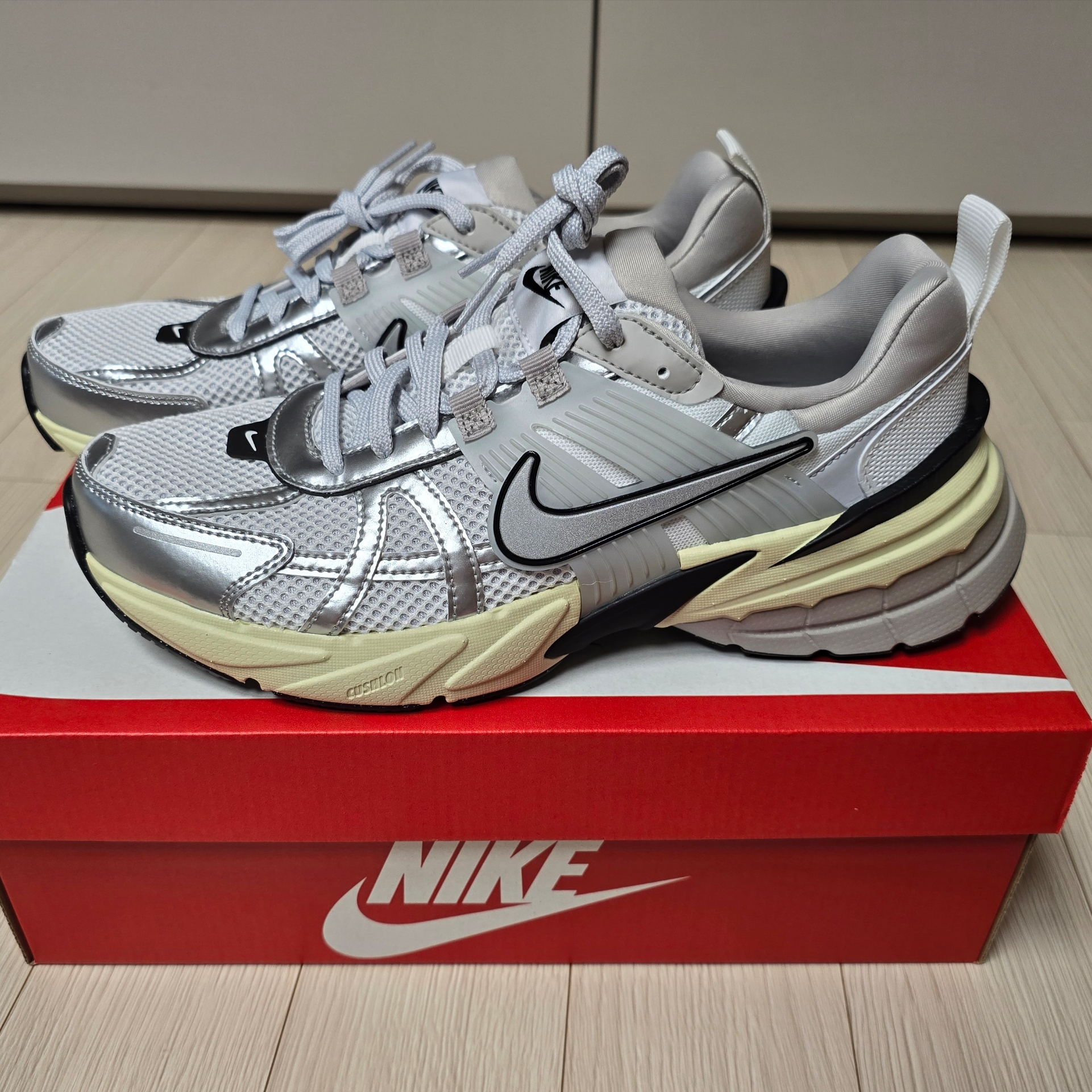 Nike V2K Run Summit White Metallic Silver 착용 스타일 - 3