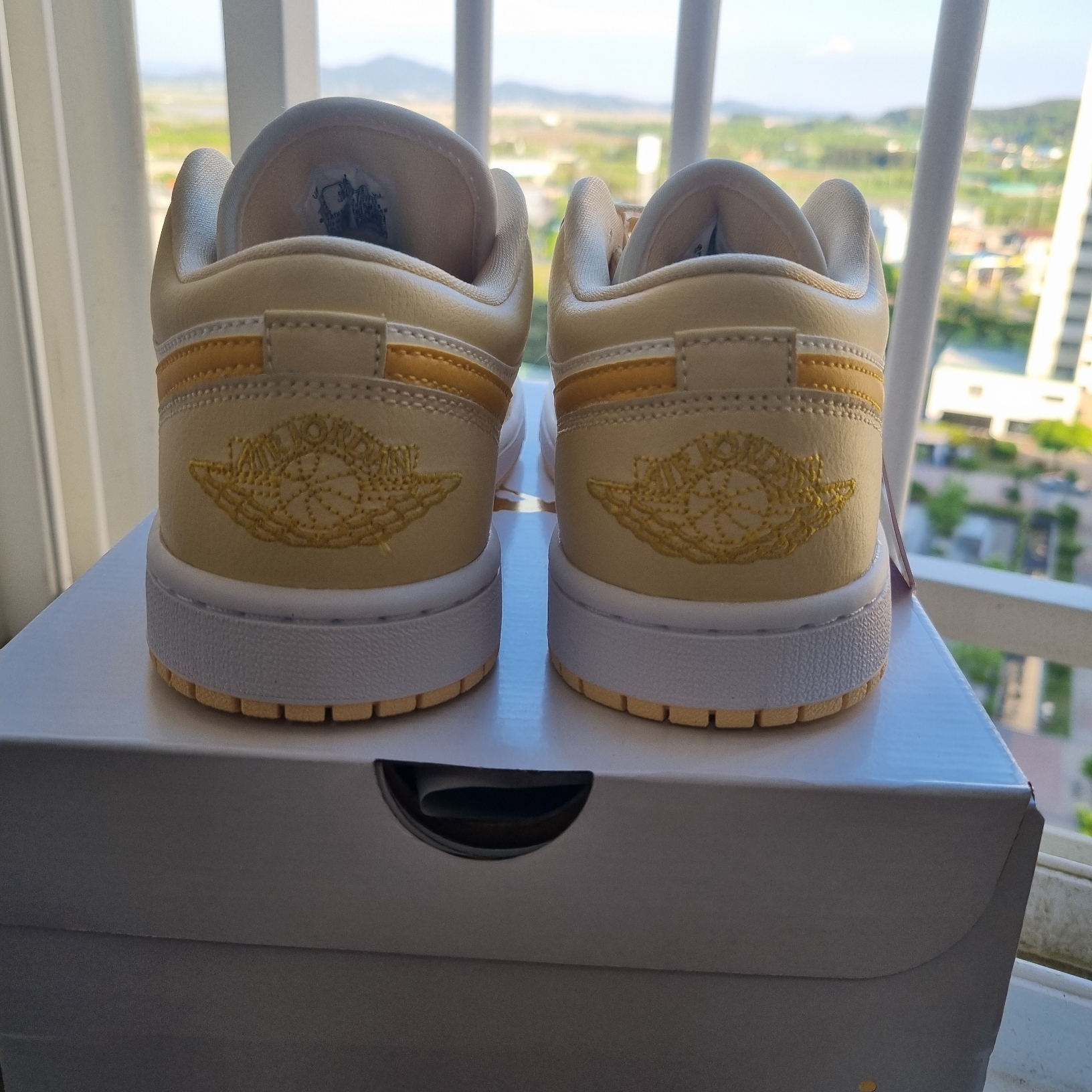 (W) Jordan 1 Low Sail Yellow Ochre 착용 스타일 - 3