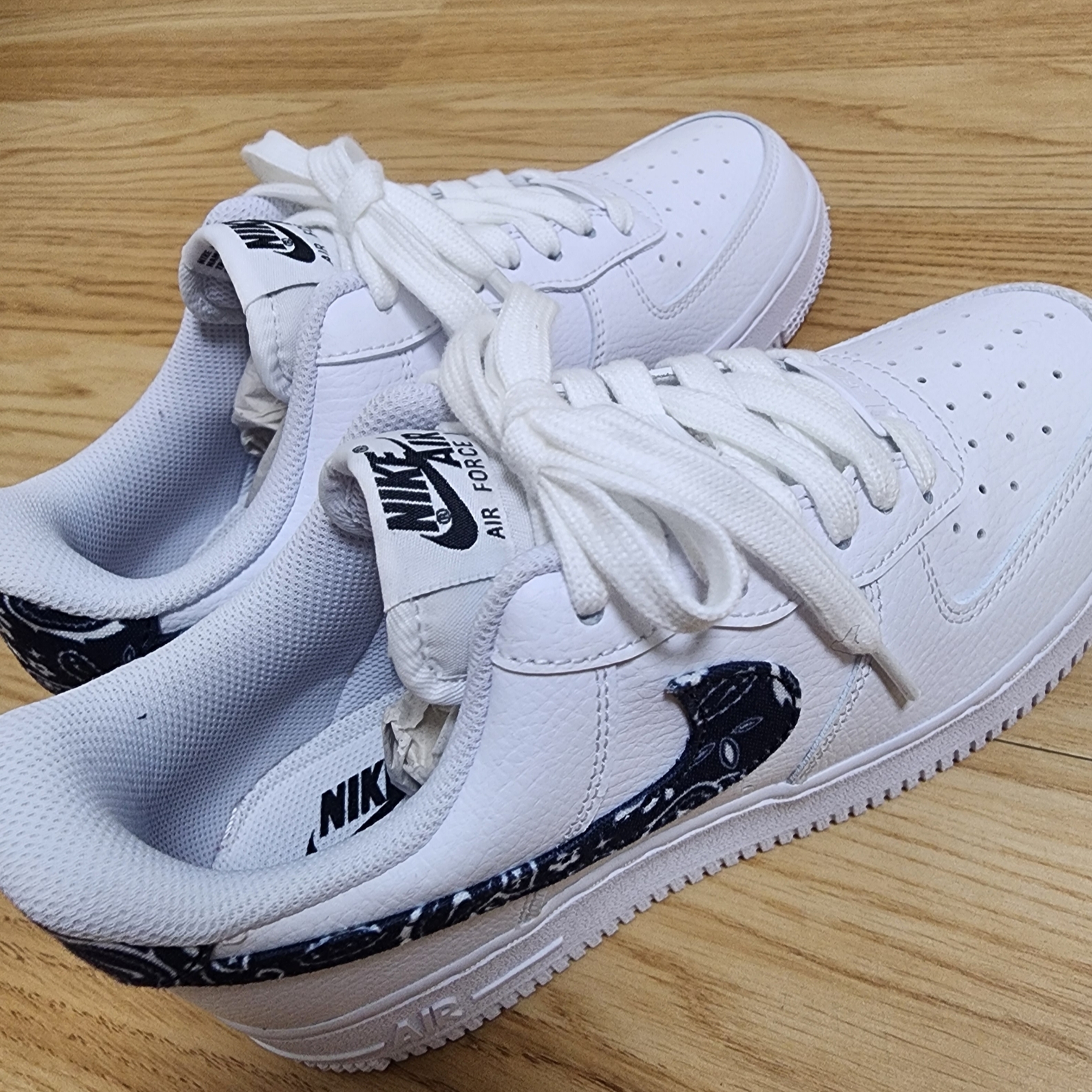 (W) Nike Air Force 1 '07 Essential Paisley Swoosh White Black 착용 스타일