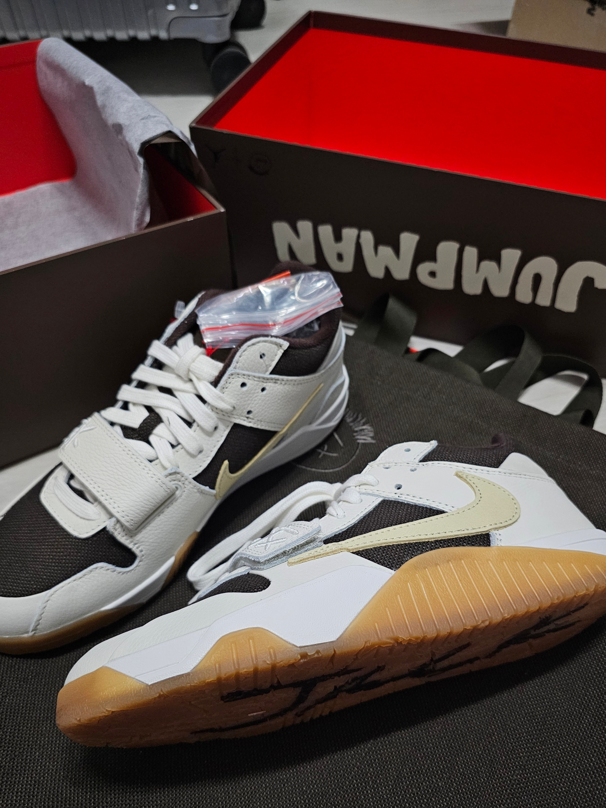 Jordan x Travis Scott Jumpman Jack TR Sail and Dark Mocha 착용 스타일