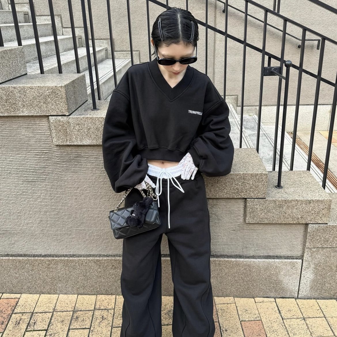 TRUNKPROJECT Logo Cropped Sweatshirt Black, TRUNKPROJECT Double Waistband Lounge Pants Black 착용 스타일