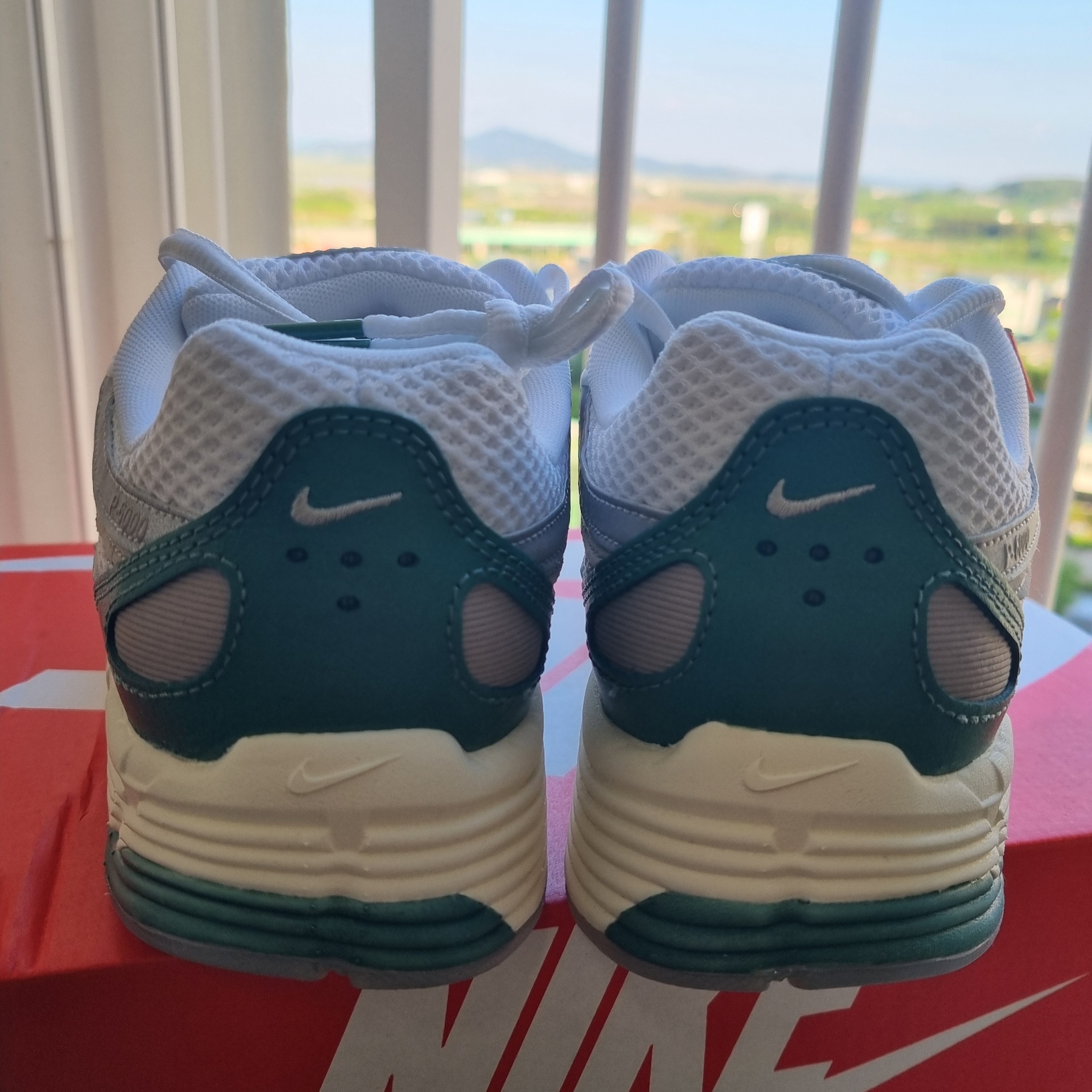 Nike P-6000 Light Bone White Metallic Silver 착용 스타일 - 3