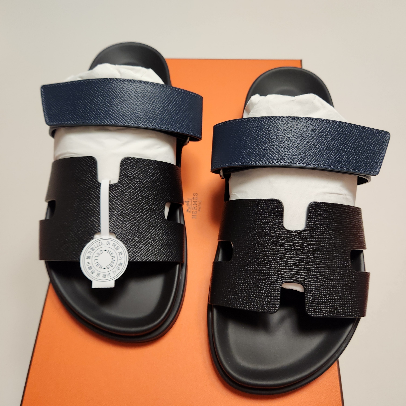 Hermes Chypre Sandal Epsom & Noir Bleu Celeste 착용 스타일 - 3