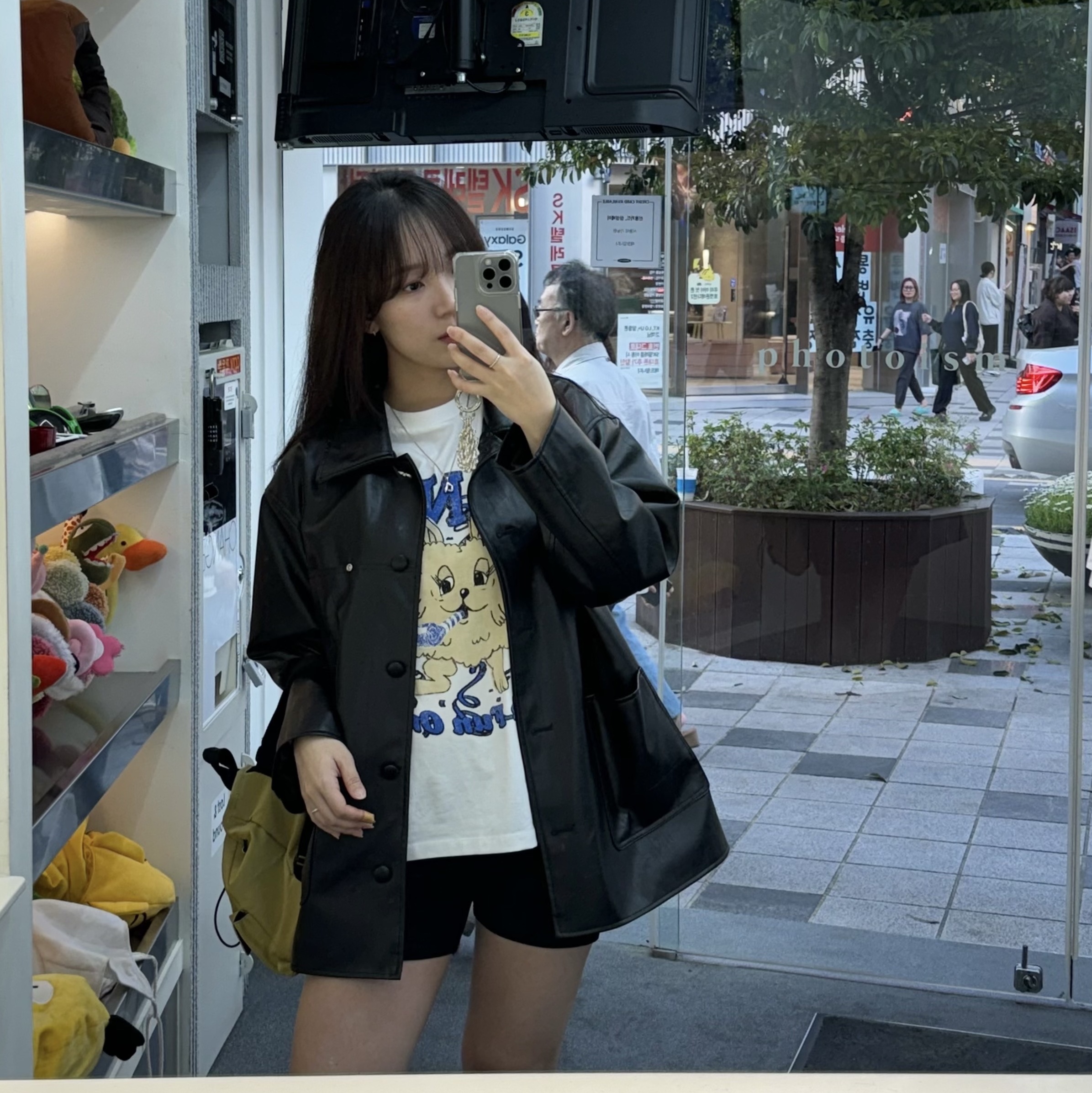 (W) Ganni Relaxed Fun Bunny T-Shirt Bright White, Emis Mini Wappen Pocket Backpack Mustard 착용 스타일