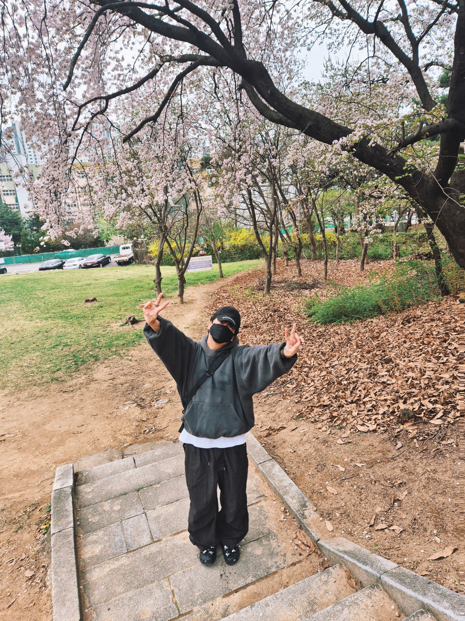 Balenciaga Logo Visor Cap Black, Yeezy Gap Engineered By Balenciaga Dove Hoodie Black 착용 스타일 - 2