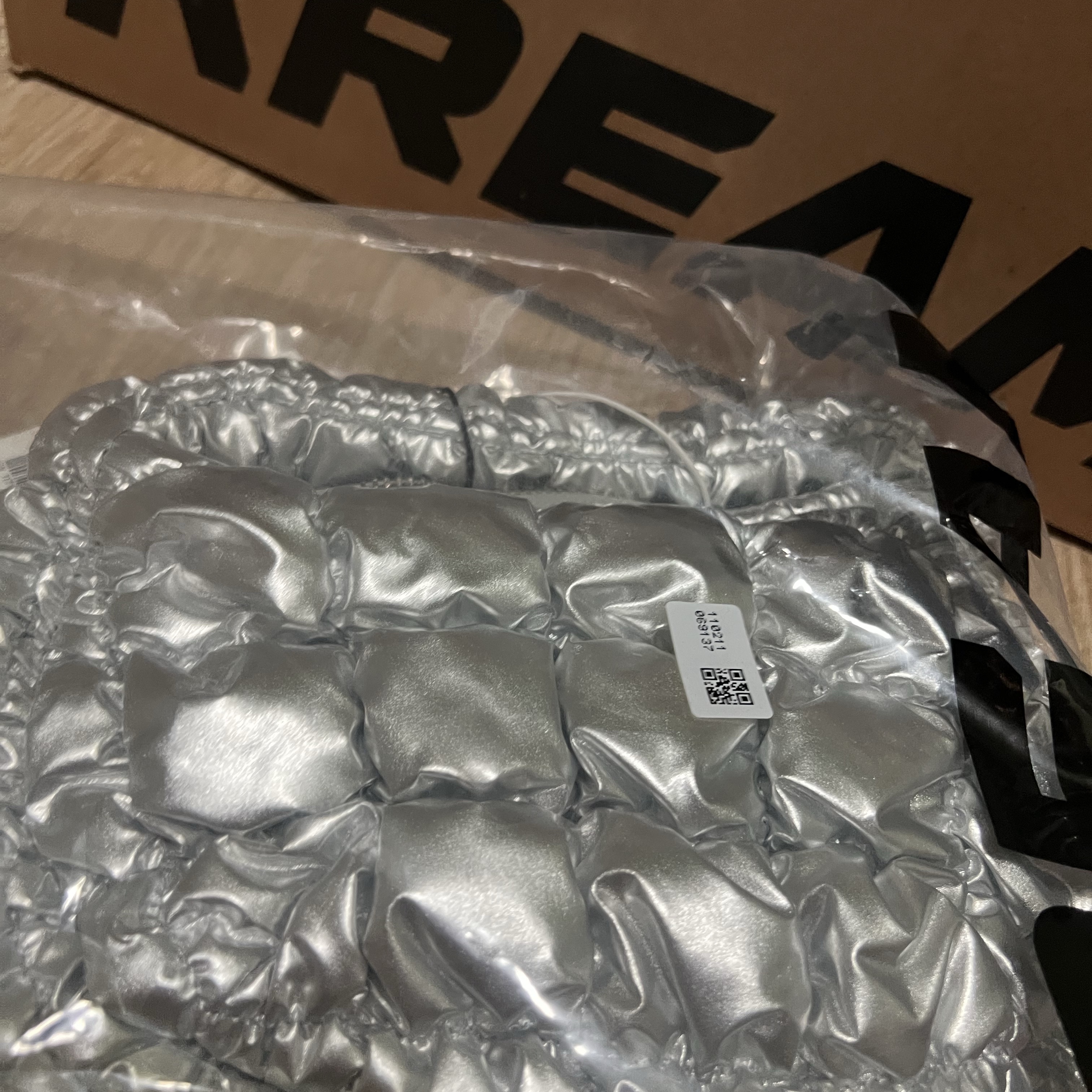 COS Quilted Micro Bag Silver 착용 스타일