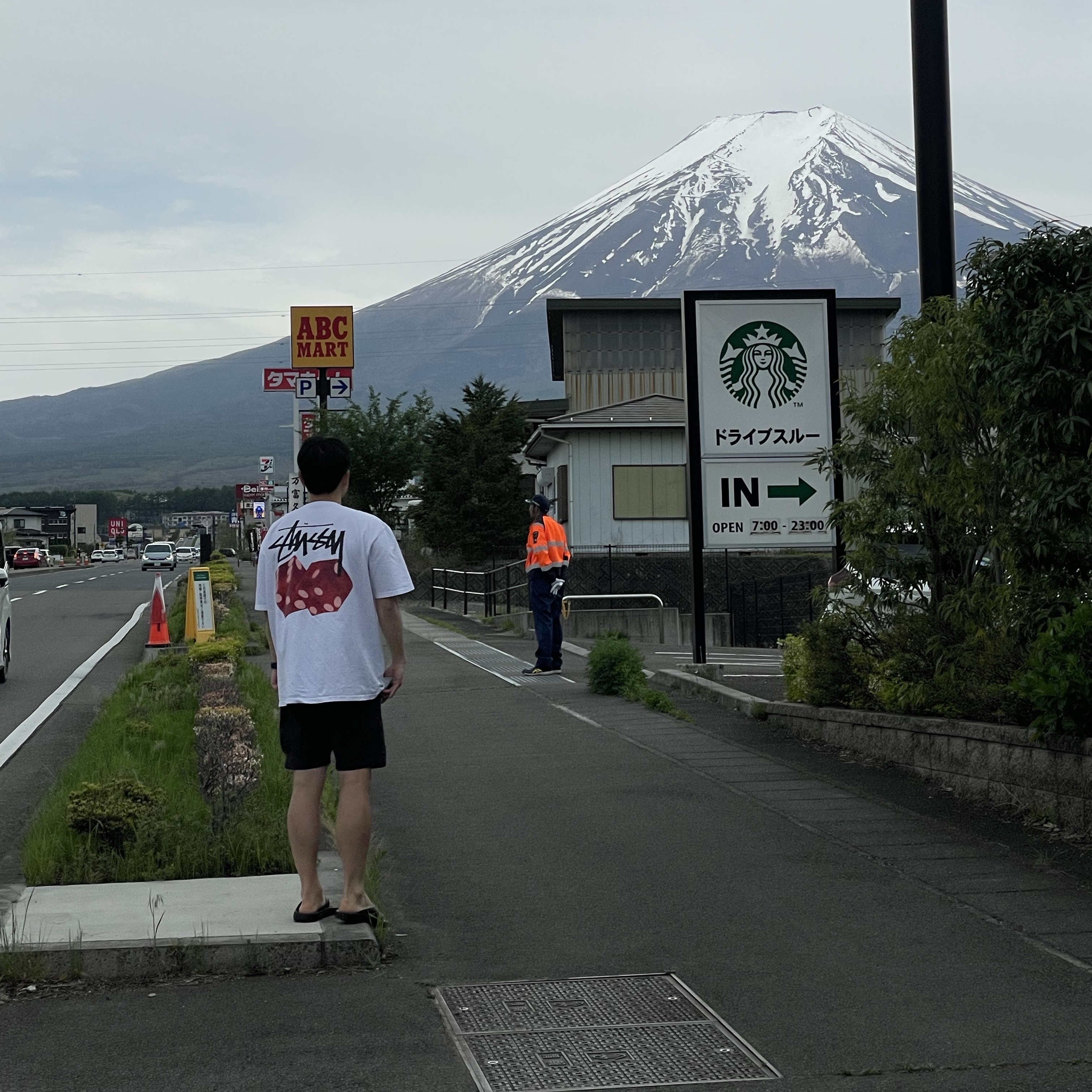 Stussy Diced Out T-Shirt White, C.P. Company Eco-Chrome R Utility Swim Shorts Total Eclipse Blue - 23SS 착용 스타일