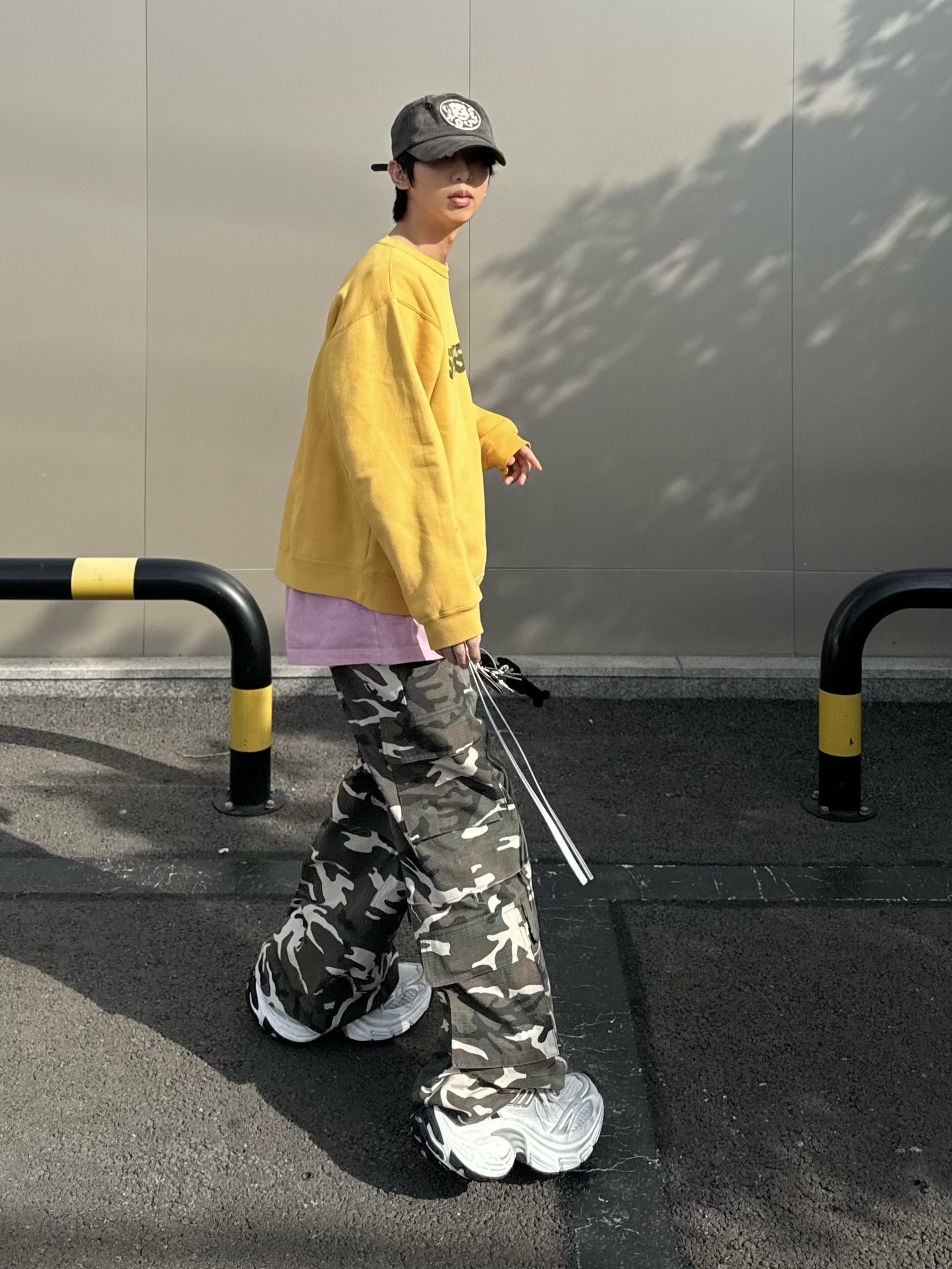OMO Layered Cargo Baggy Pants Camo, Balenciaga 10XL Sneakers White Grey Silver Black 착용 스타일 - 2