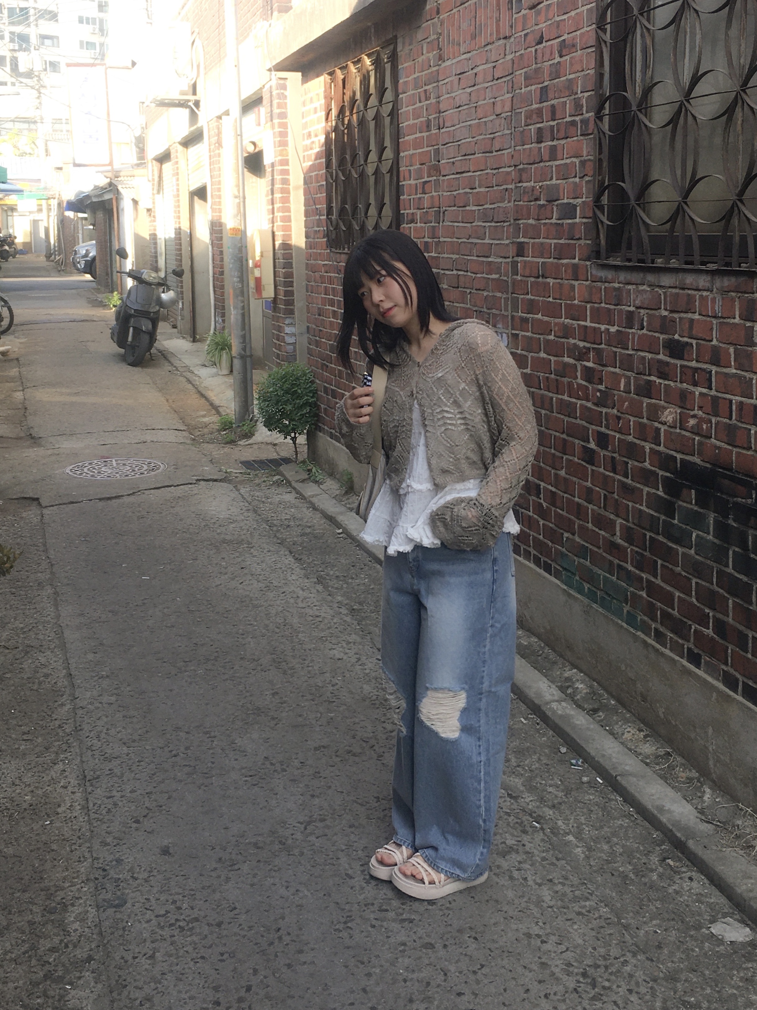 Matin Kim Buckle Bag Beige, Matin Kim Buckle Bag Light Yellow 착용 스타일 - 1