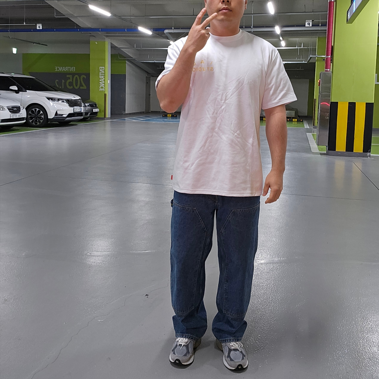 Stussy Wave Dye Beach Shell Jacket Black, IAB Studio x Ottogi Mayonnaise 50th Anniversary T-Shirt White 착용 스타일 - 4