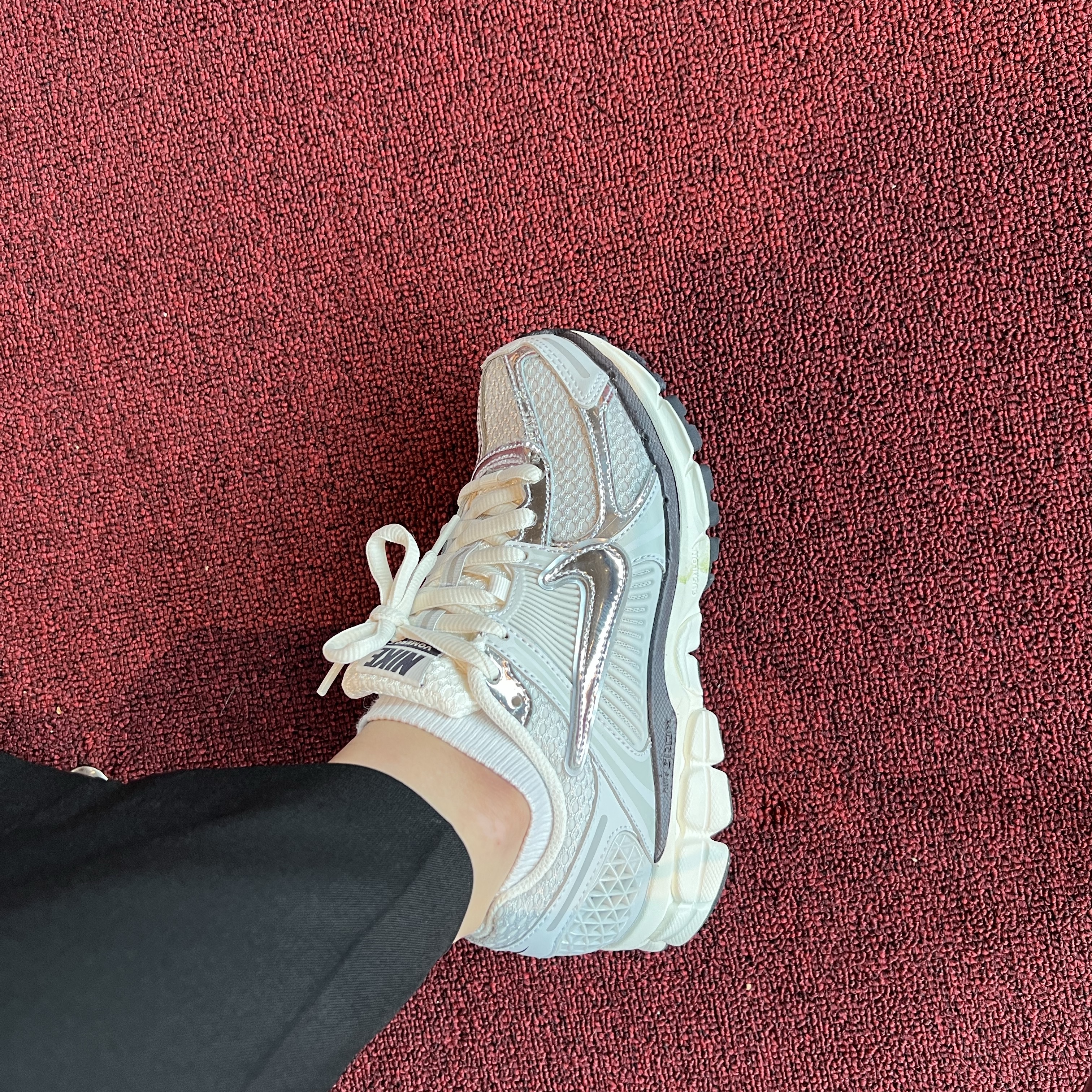 (W) Nike Zoom Vomero 5 Photon Dust and Metallic Silver 착용 스타일