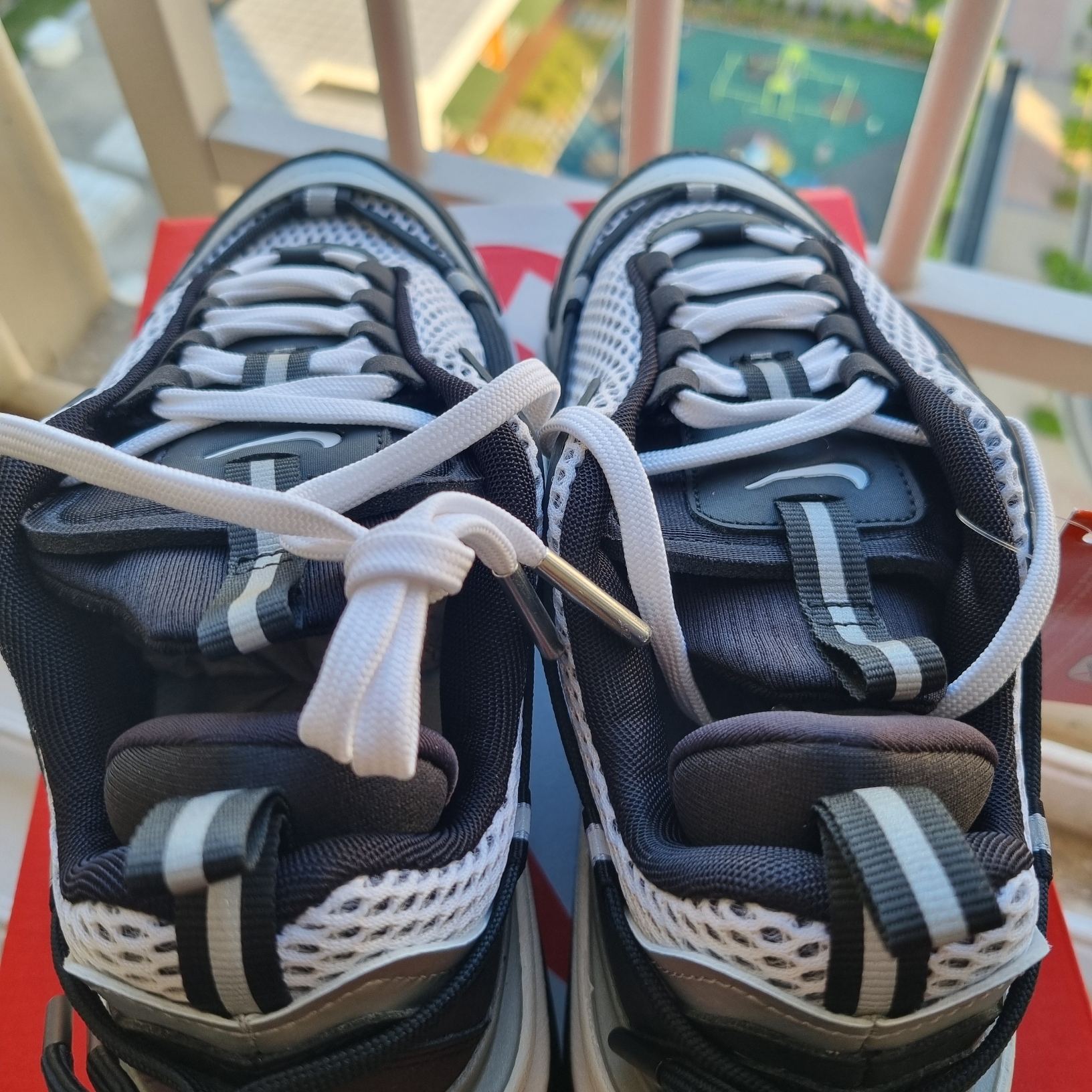 (W) Nike Air Max Furyosa Silver and Black 착용 스타일 - 4