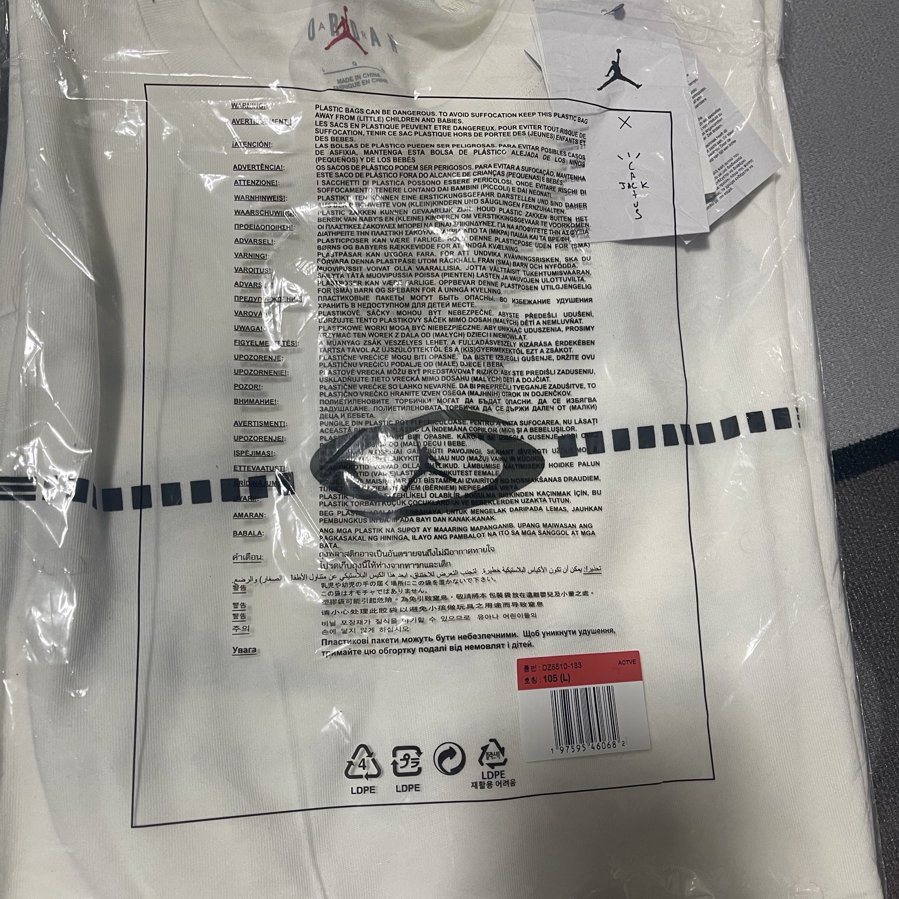 Jordan x Travis Scott T-Shirts Sail (DZ5510-133), Jordan x Travis Scott T-Shirts Black (DZ5514-011) 착용 스타일 - 4