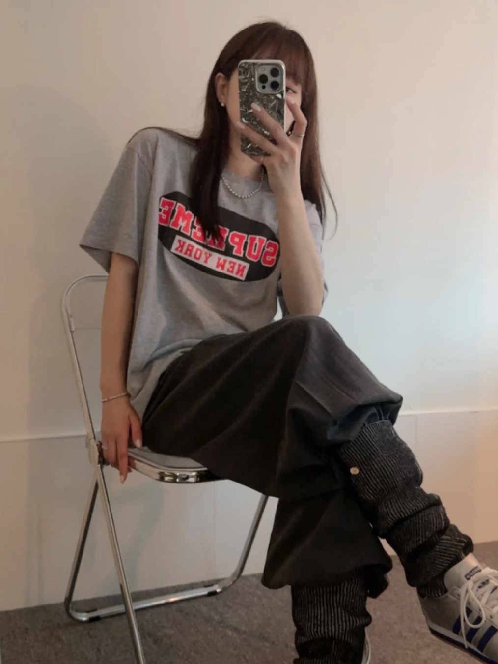 Stussy Pigment Dyed Stussy No.4 T-Shirt Grey, Supreme New York T-Shirt Heather Grey - 23SS 착용 스타일 - 2