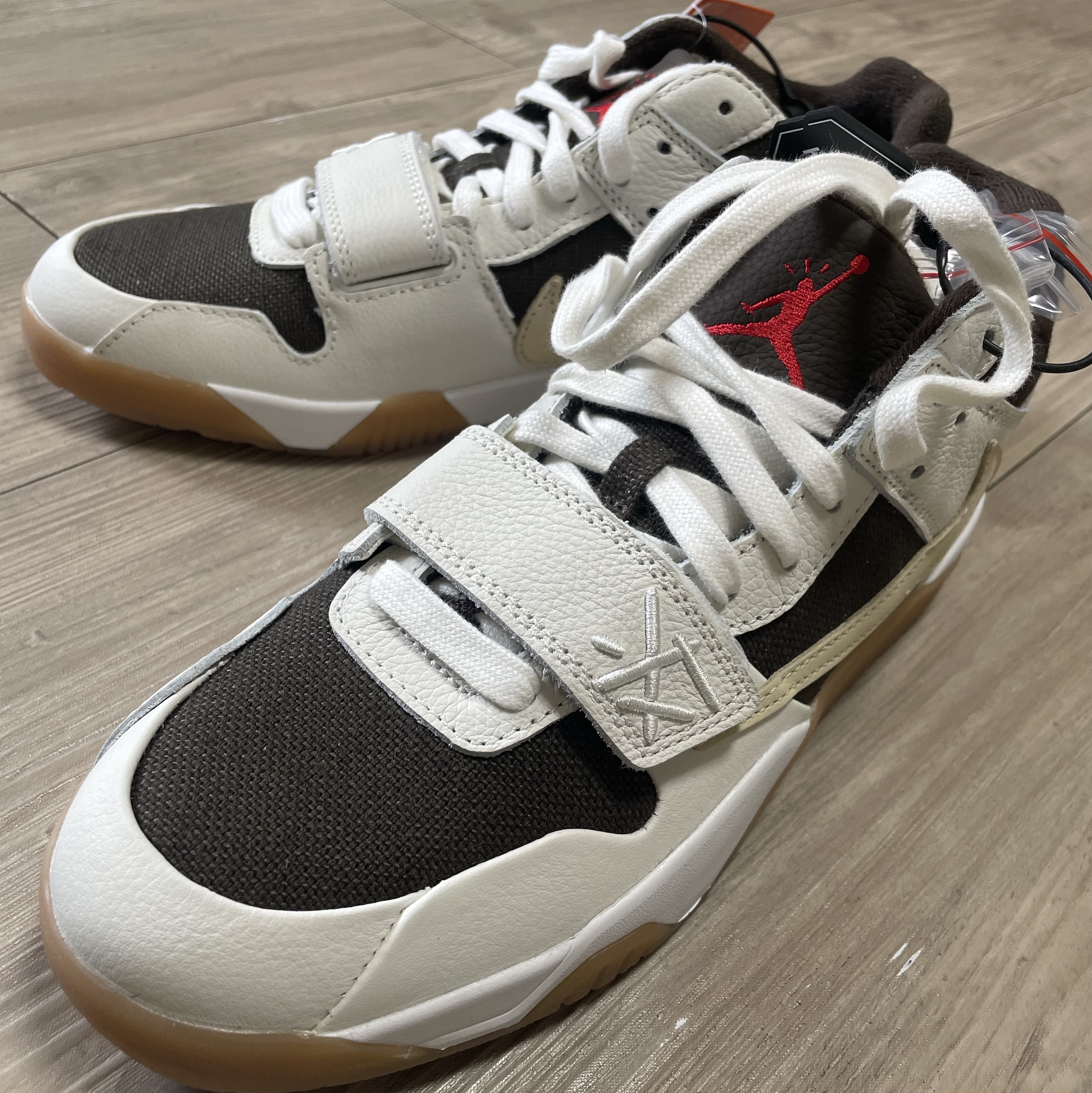 Jordan x Travis Scott Jumpman Jack TR Sail and Dark Mocha 착용 스타일 - 1