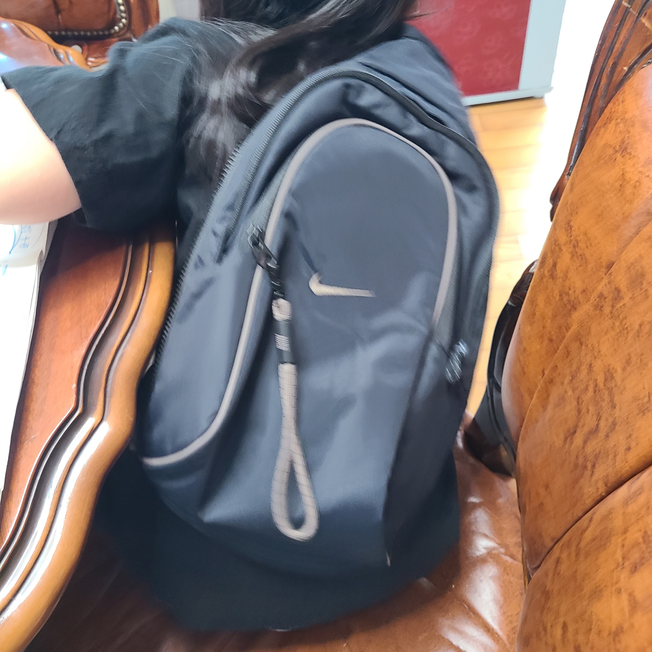 Nike NSW Essentials Sling Bag 8L Black Ironstone 착용 스타일