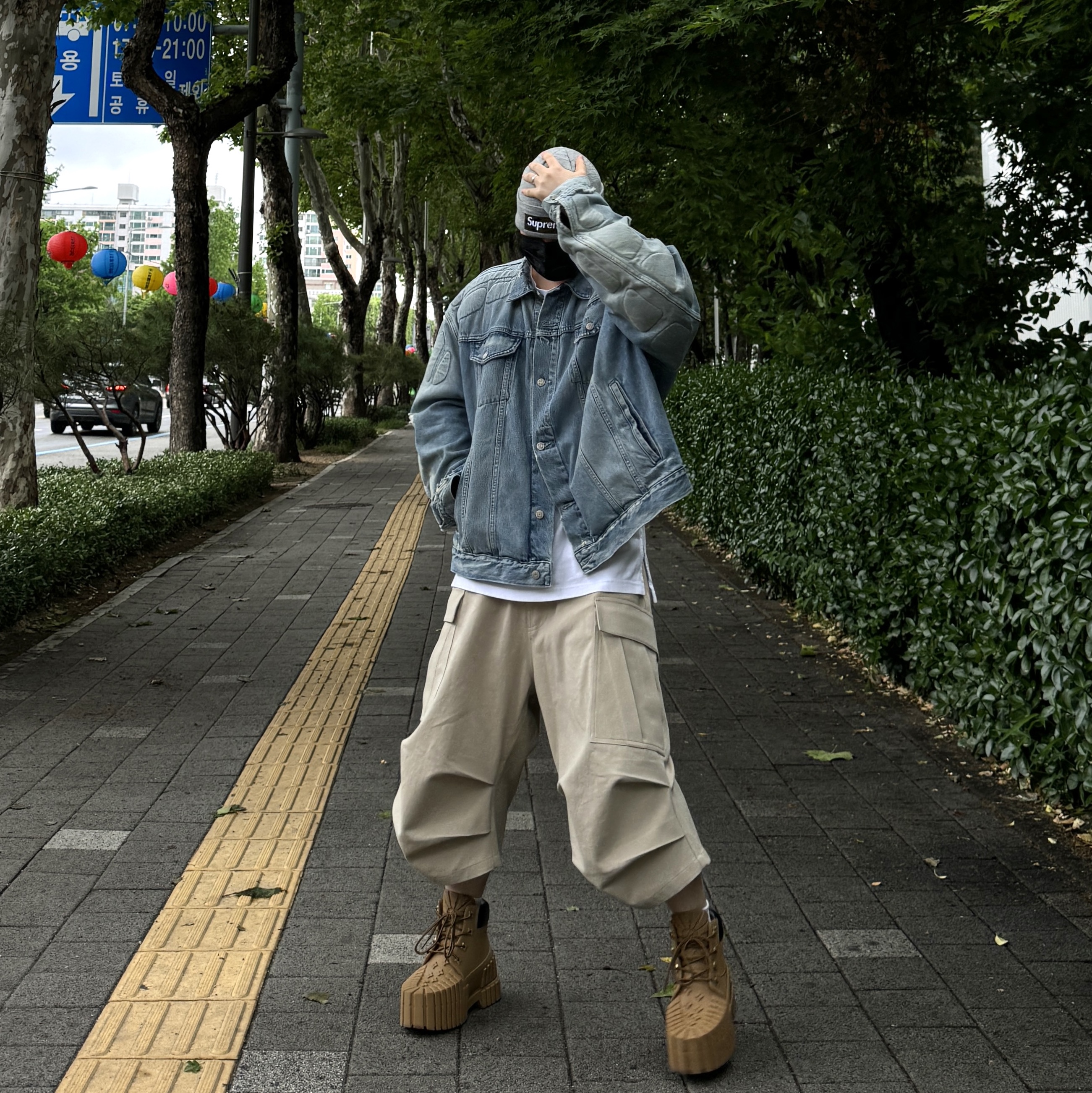 Nonnod Side Cargo Shorts Beige, Yeezy Gap Engineered By Balenciaga Padded Denim Jacket Blue 착용 스타일 - 2