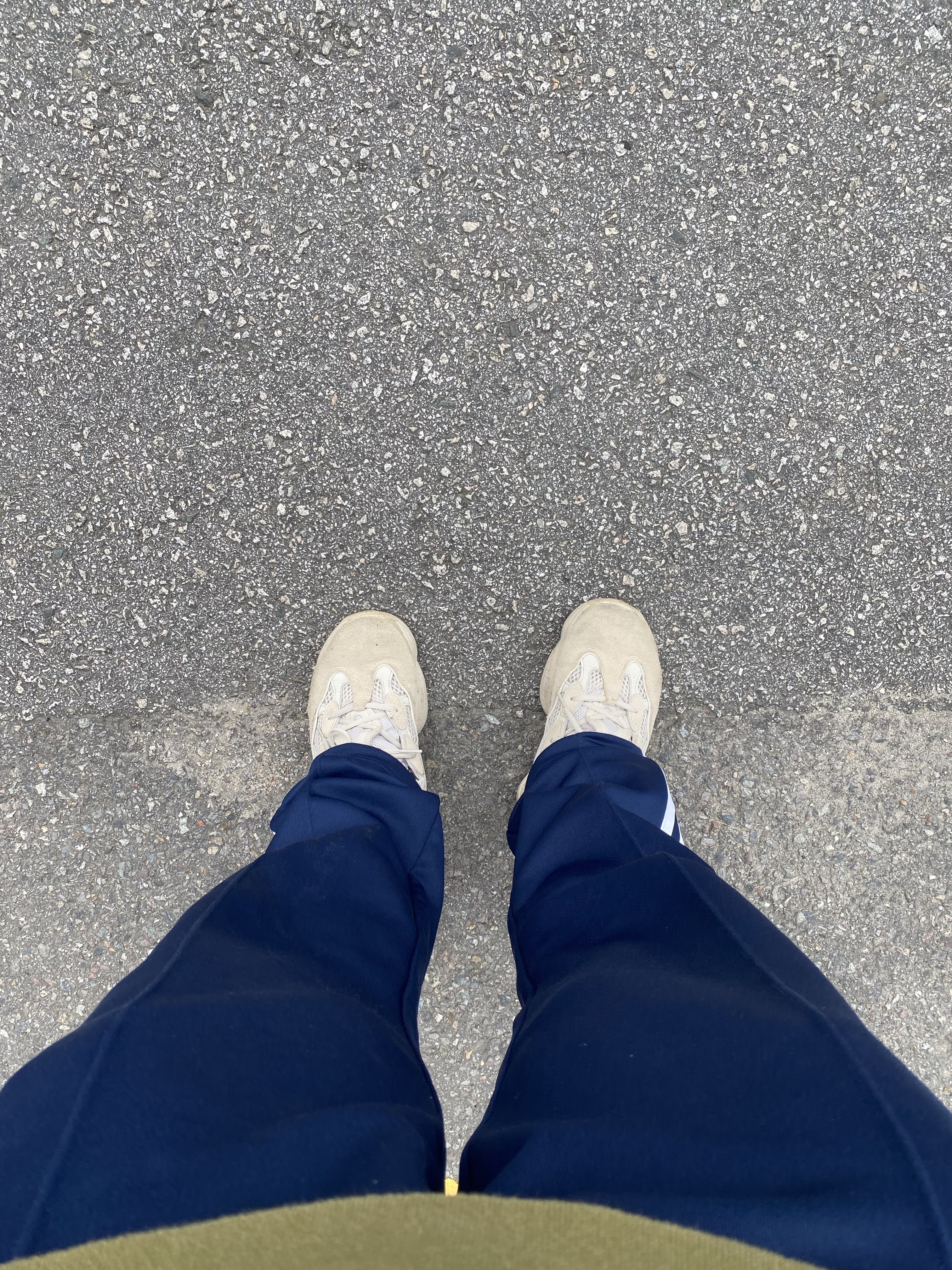 Adidas x YNuK Adimatic Mid Grey Core Black, Nike x Off-White Air Rubber Dunk University Gold 착용 스타일 - 4