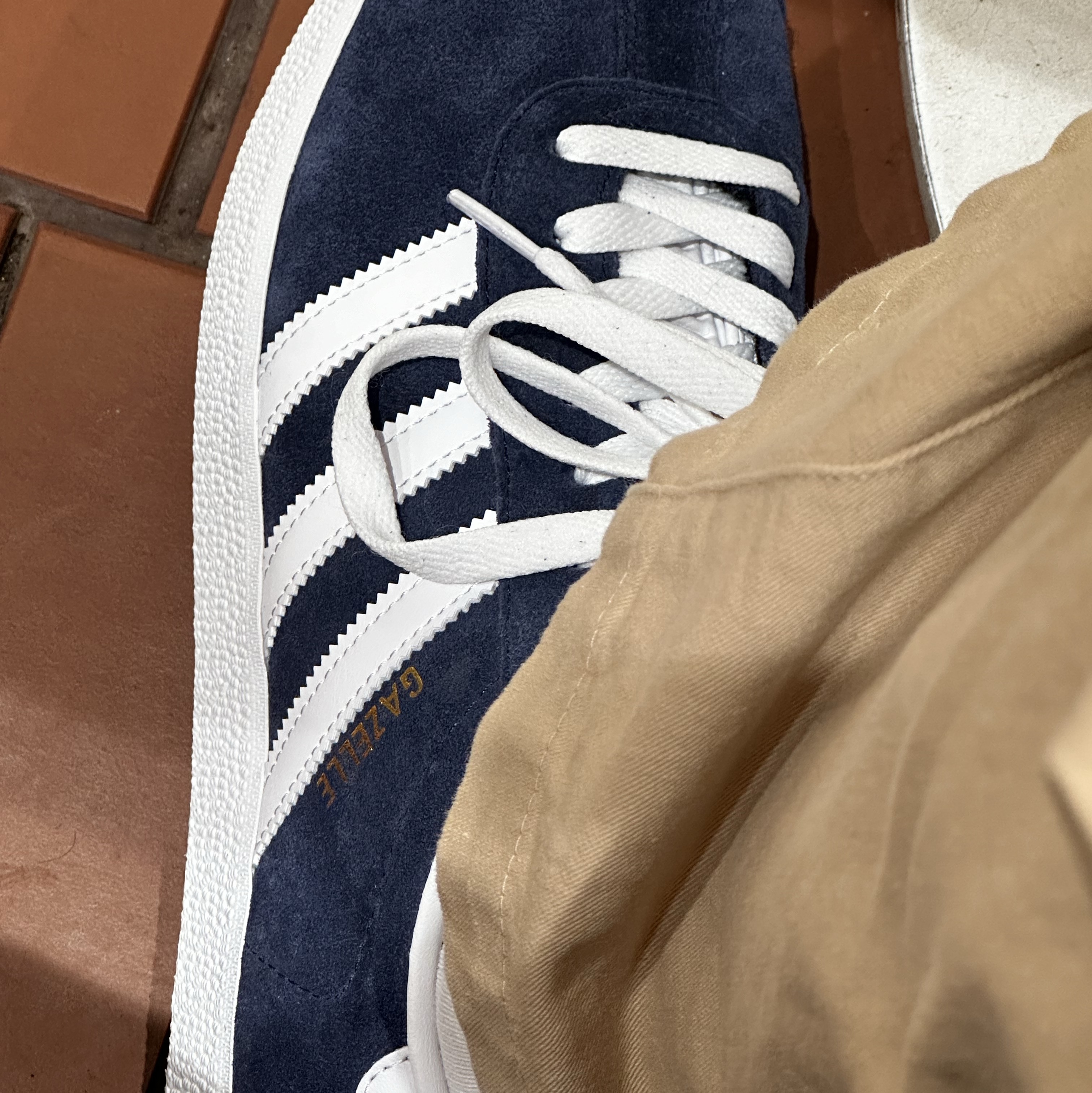 Adidas Gazelle Collegiate Navy 착용 스타일