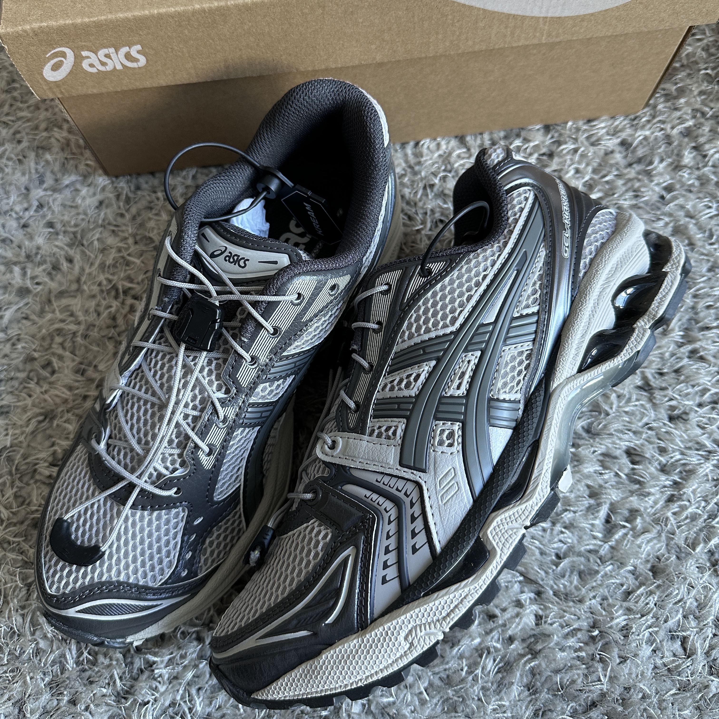 Asics Unlimited Gel-Kayano 14 Oyster Grey Clay Grey 착용 스타일 - 1