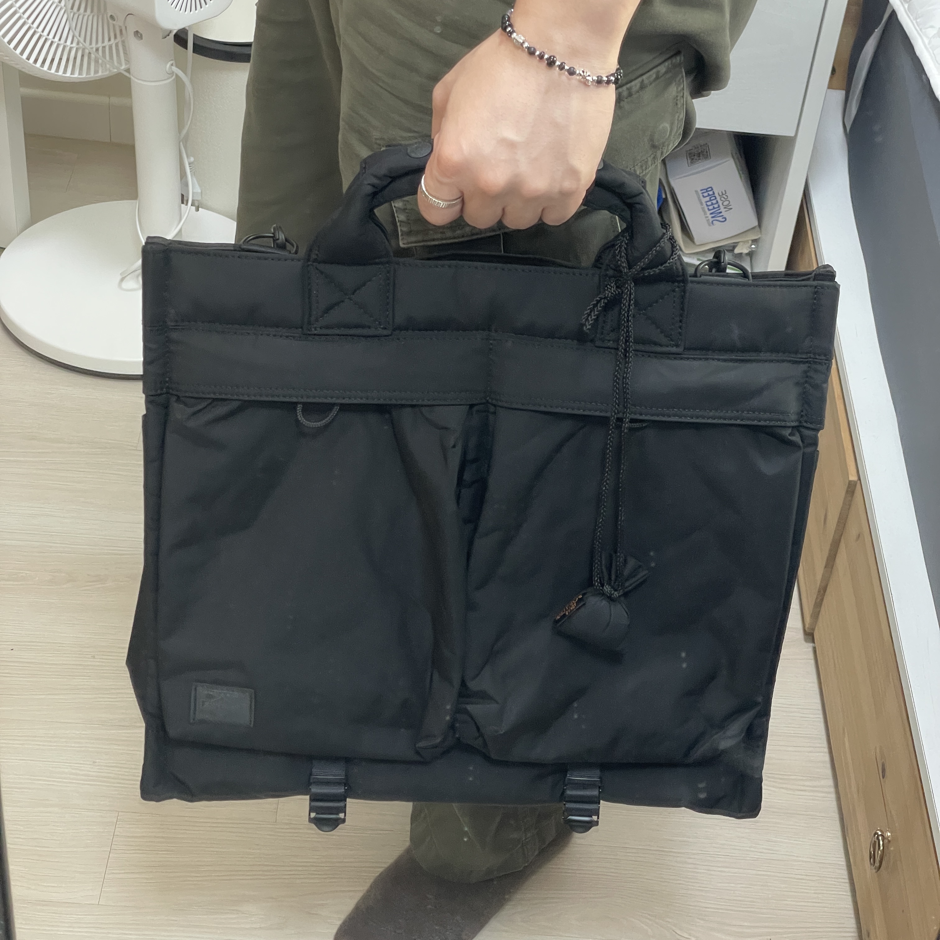 Porter Senses Tote Bag L Black 착용 스타일 - 3