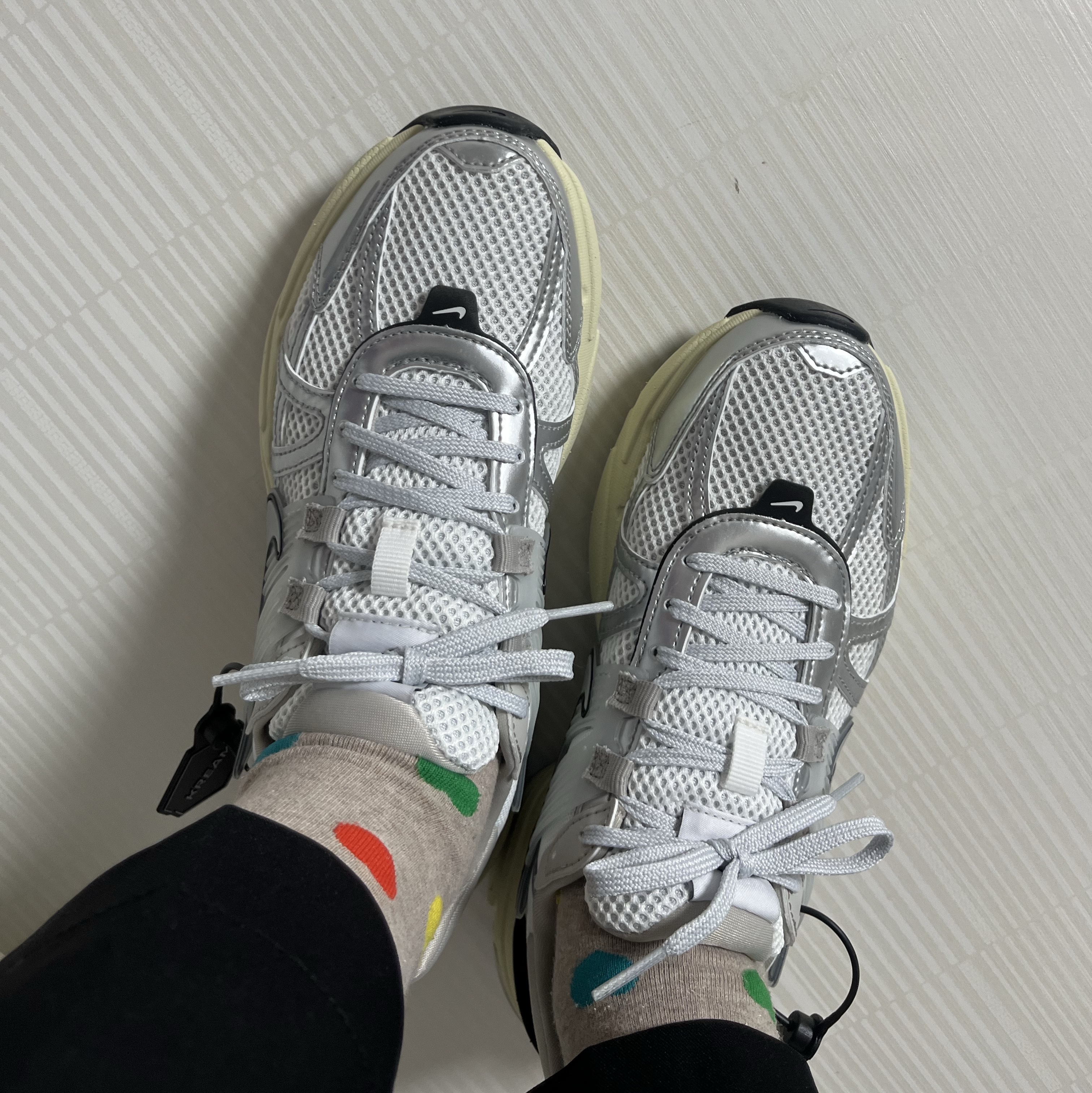 Nike V2K Run Summit White Metallic Silver 착용 스타일