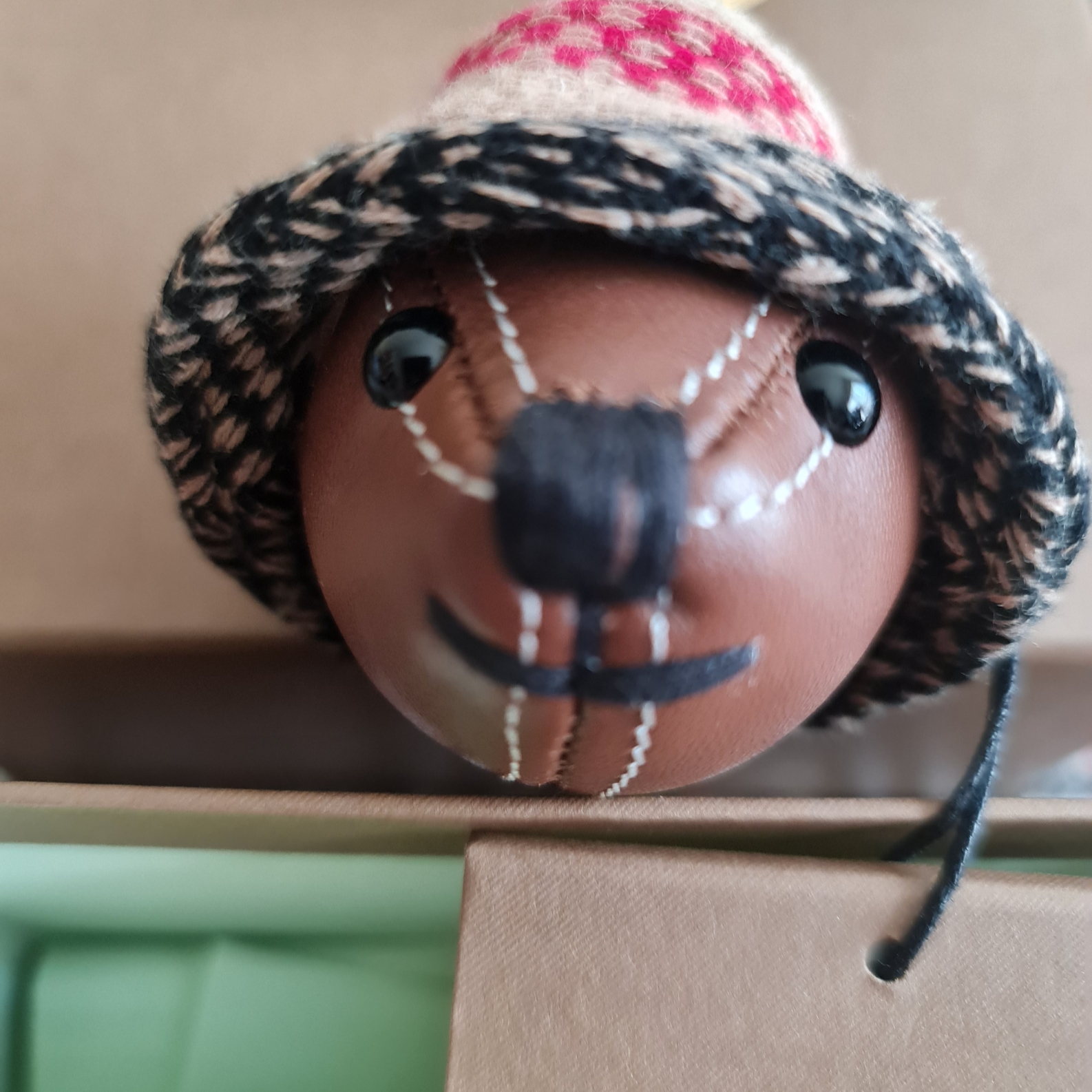 Burberry Leather Thomas Bear Charm in Bucket Hat Tan 착용 스타일 - 2