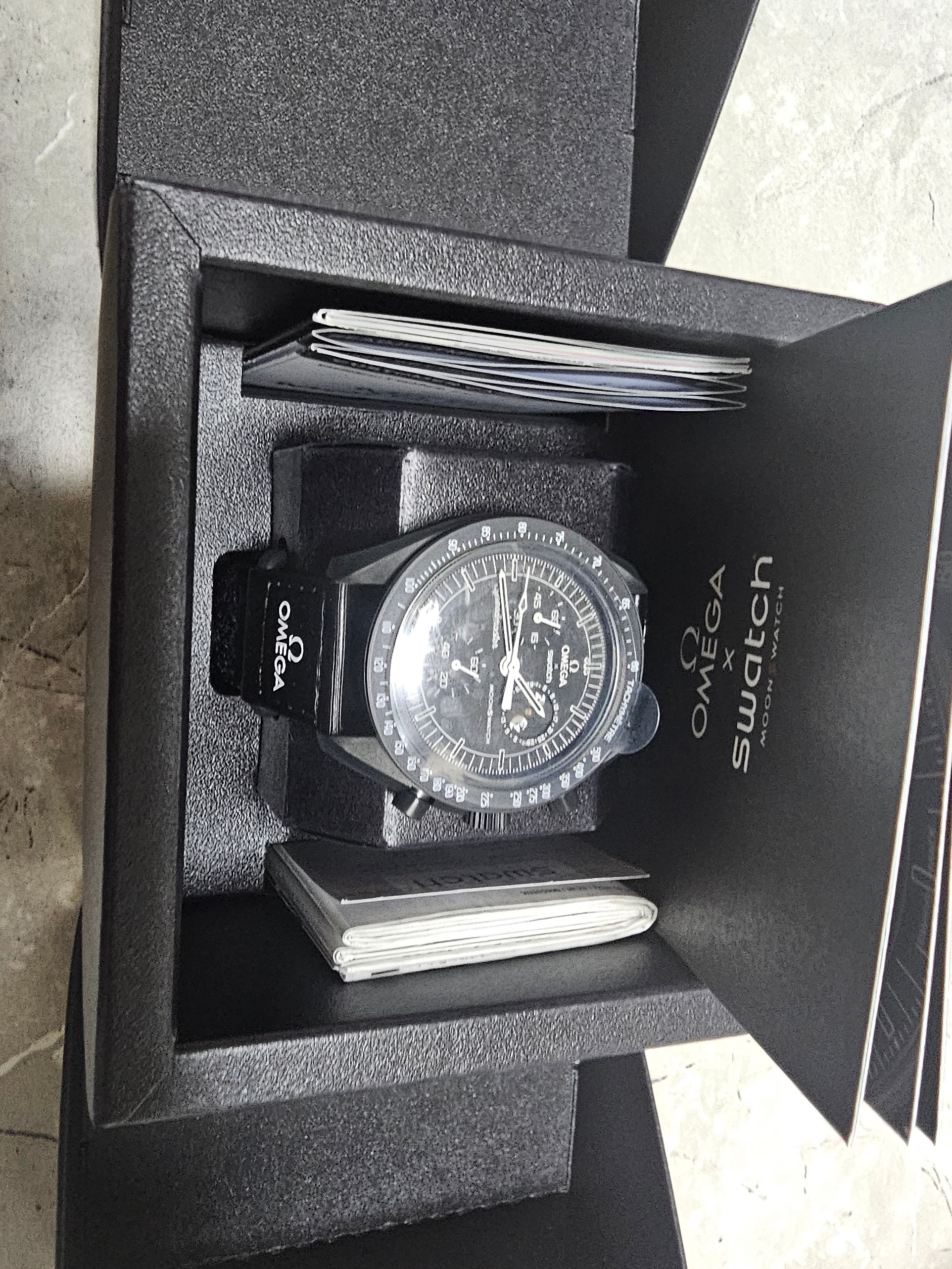 Swatch x Omega x Snoopy Bioceramic Moonswatch Mission To The Moonphase New Moon 착용 스타일