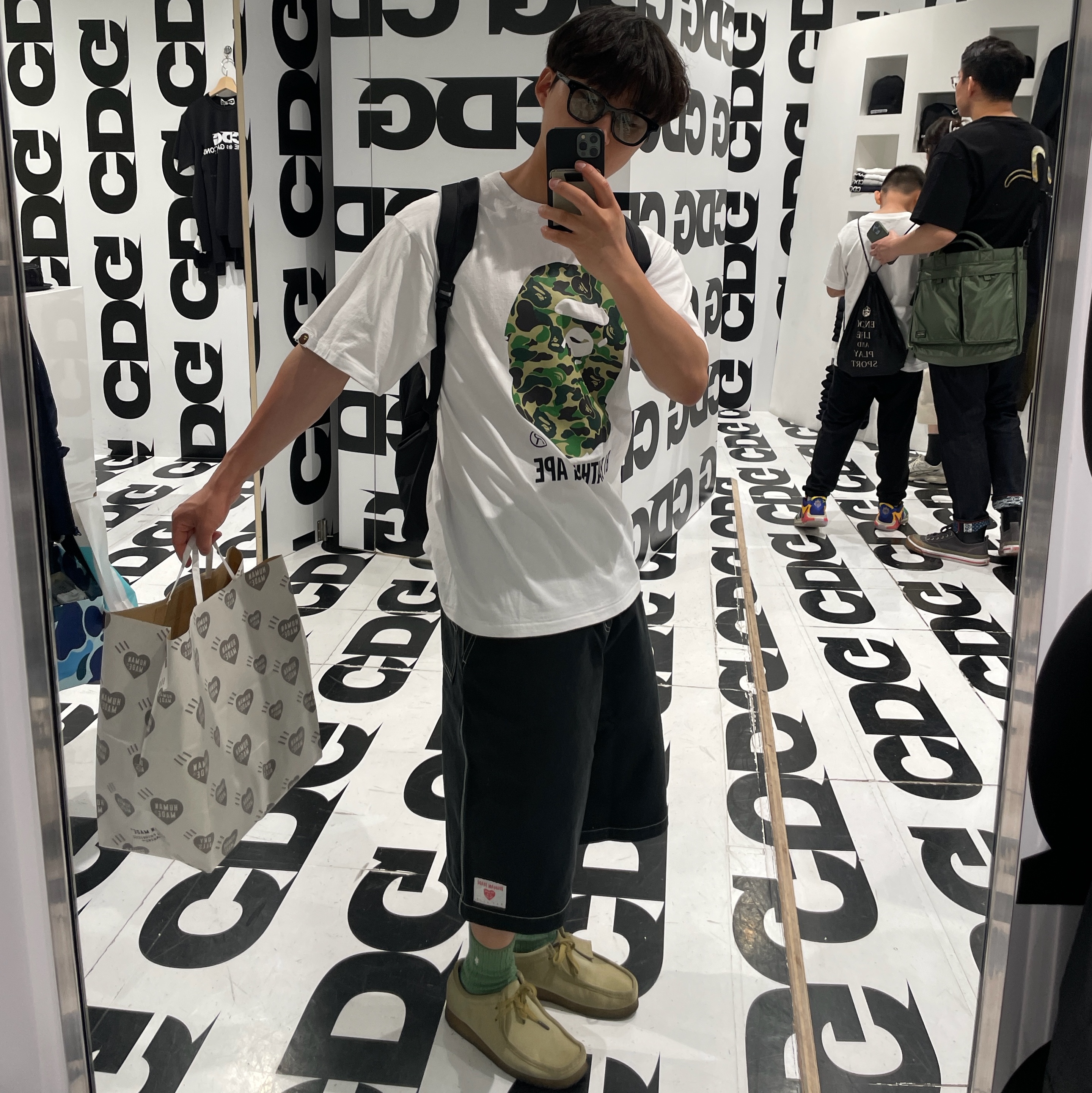 BAPE ABC Camo Big Ape Head T-Shirt White Green, Clarks Wallabee Maple Suede 착용 스타일