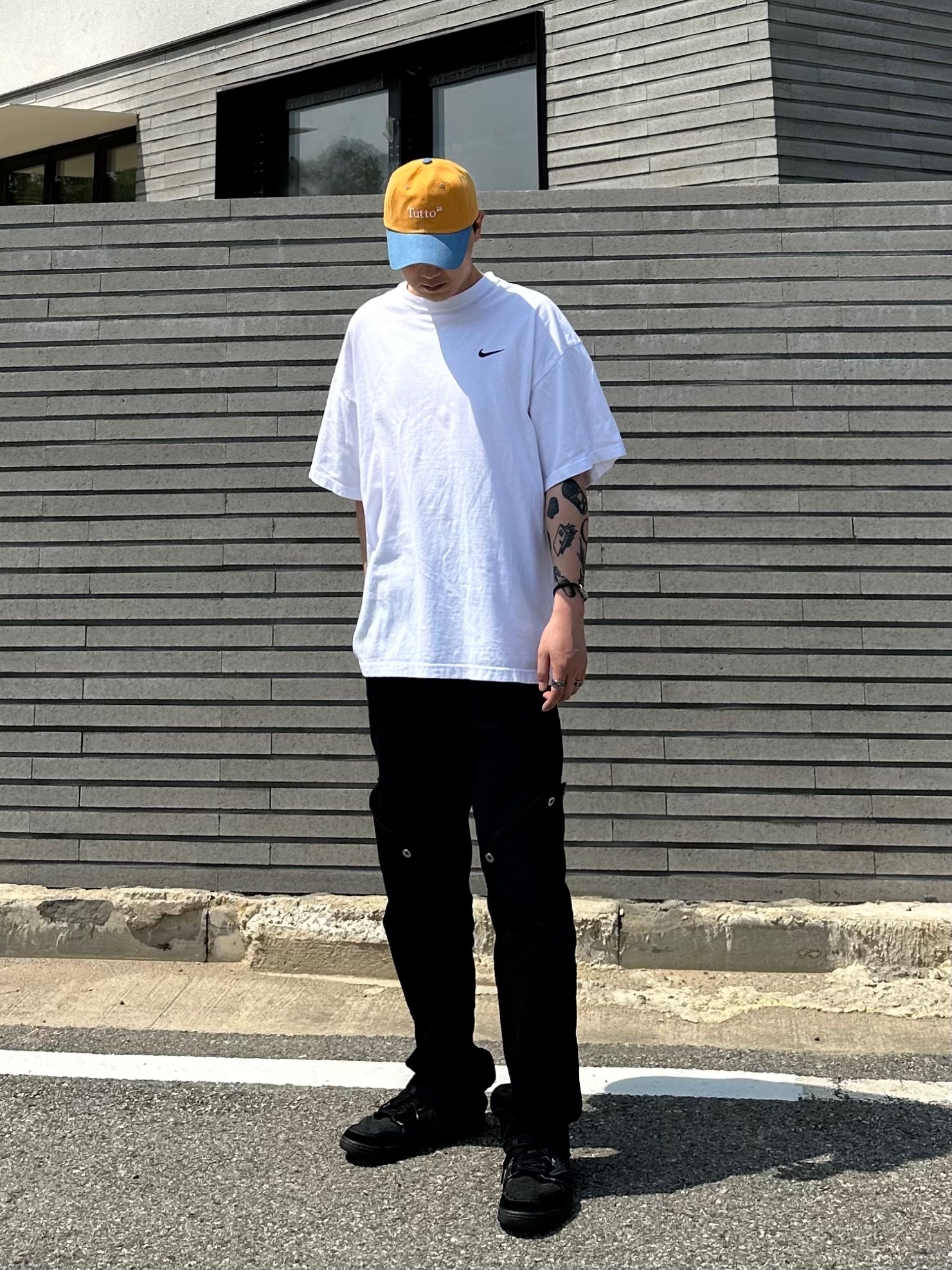 Nike x Stussy T-Shirt White (DV1774-100), Jordan 1 x Travis Scott Retro Low OG SP Black Phantom 착용 스타일 - 2