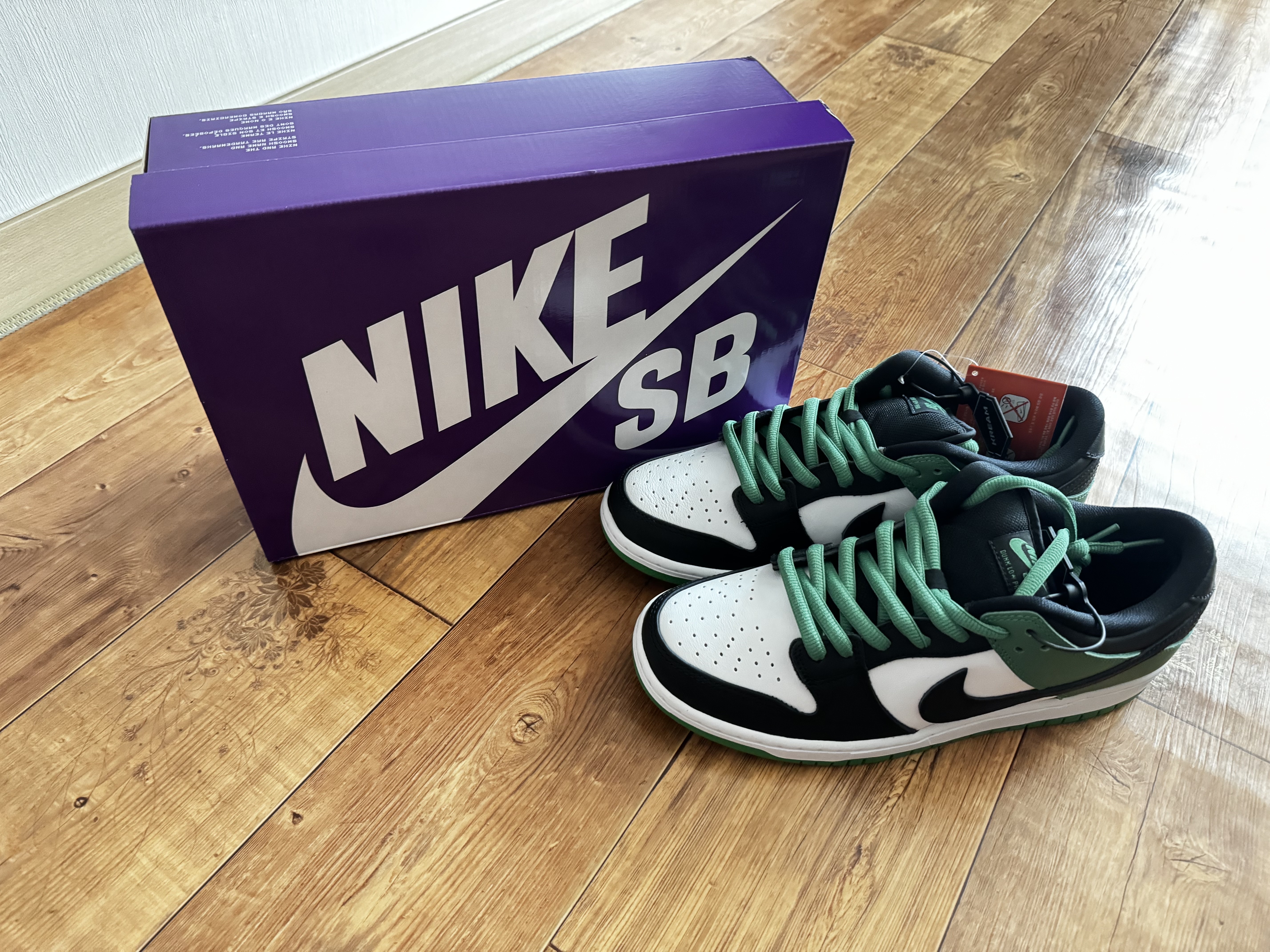 Nike SB Dunk Low Pro Black and Classic Green 착용 스타일 - 1