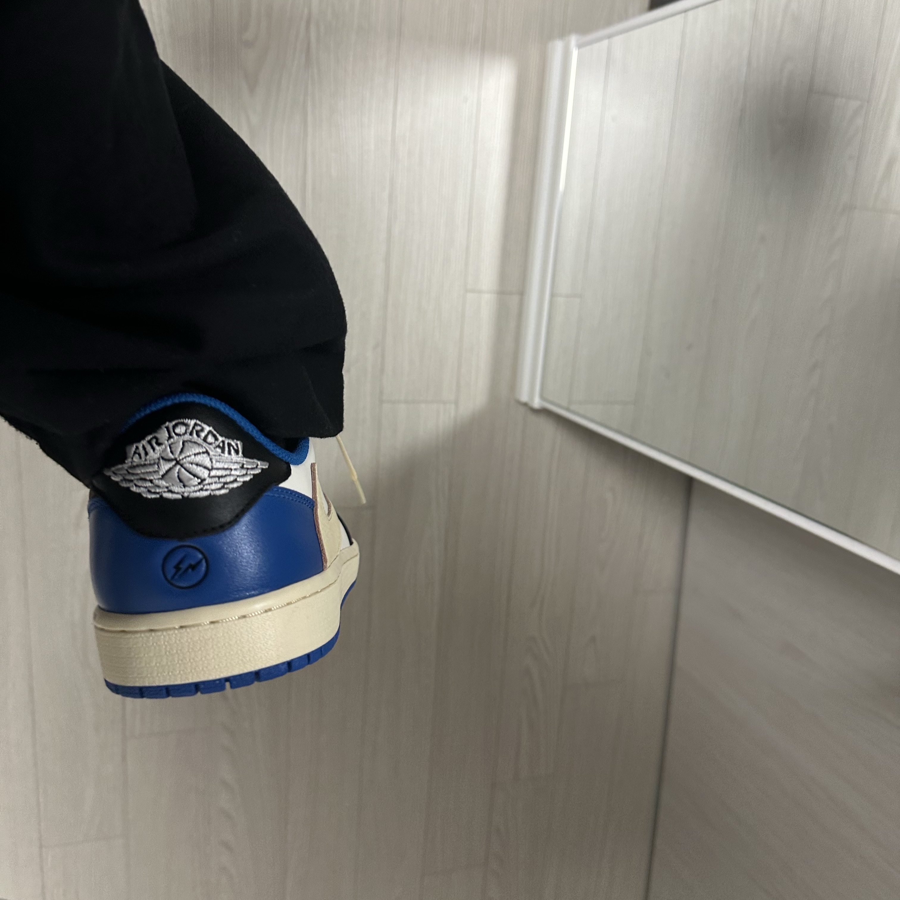 Jordan 1 x Travis Scott x Fragment Retro Low OG SP Military Blue 착용 스타일 - 4