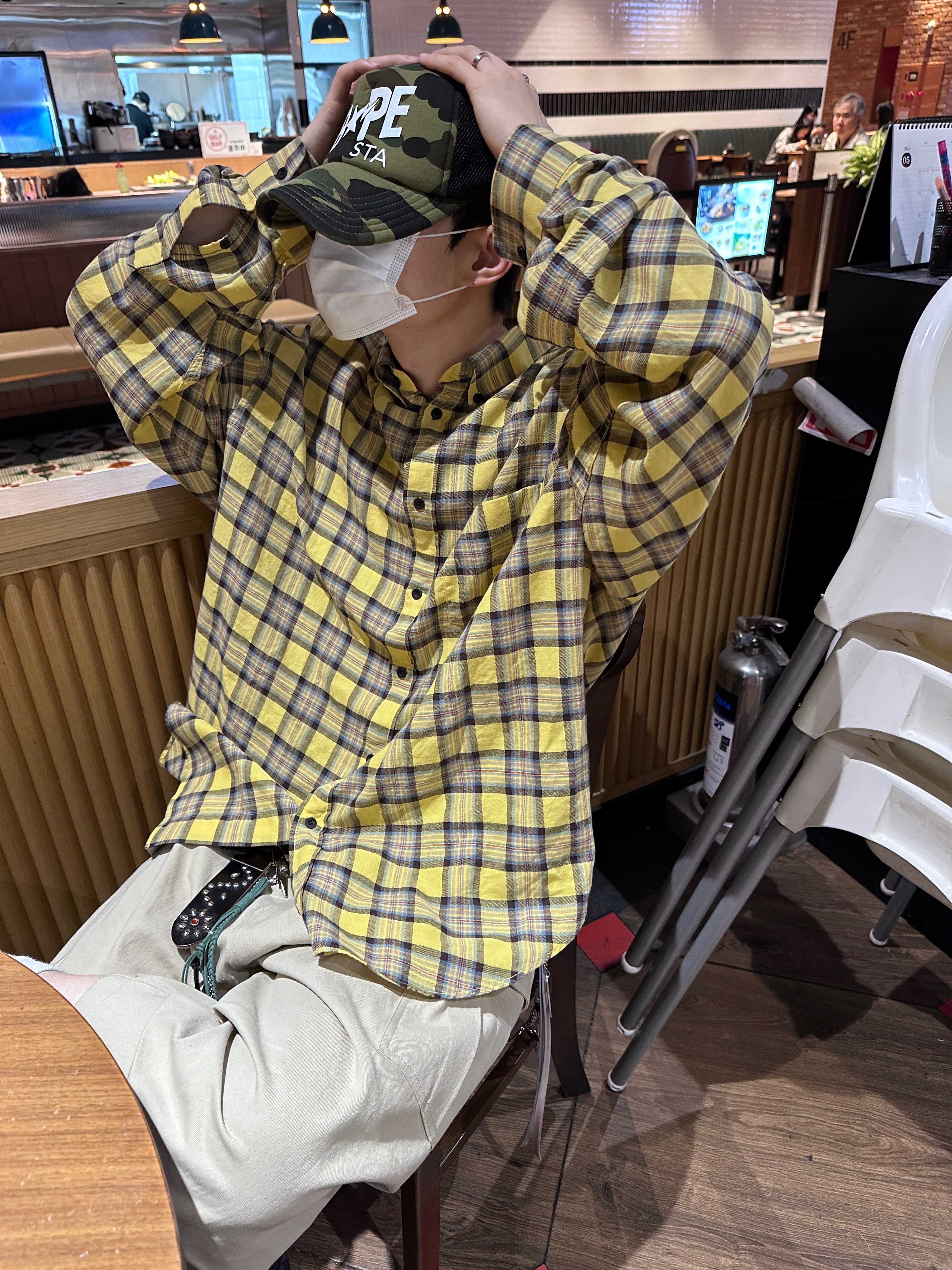 Nonnod Side Cargo Shorts Beige 착용 스타일 - 5