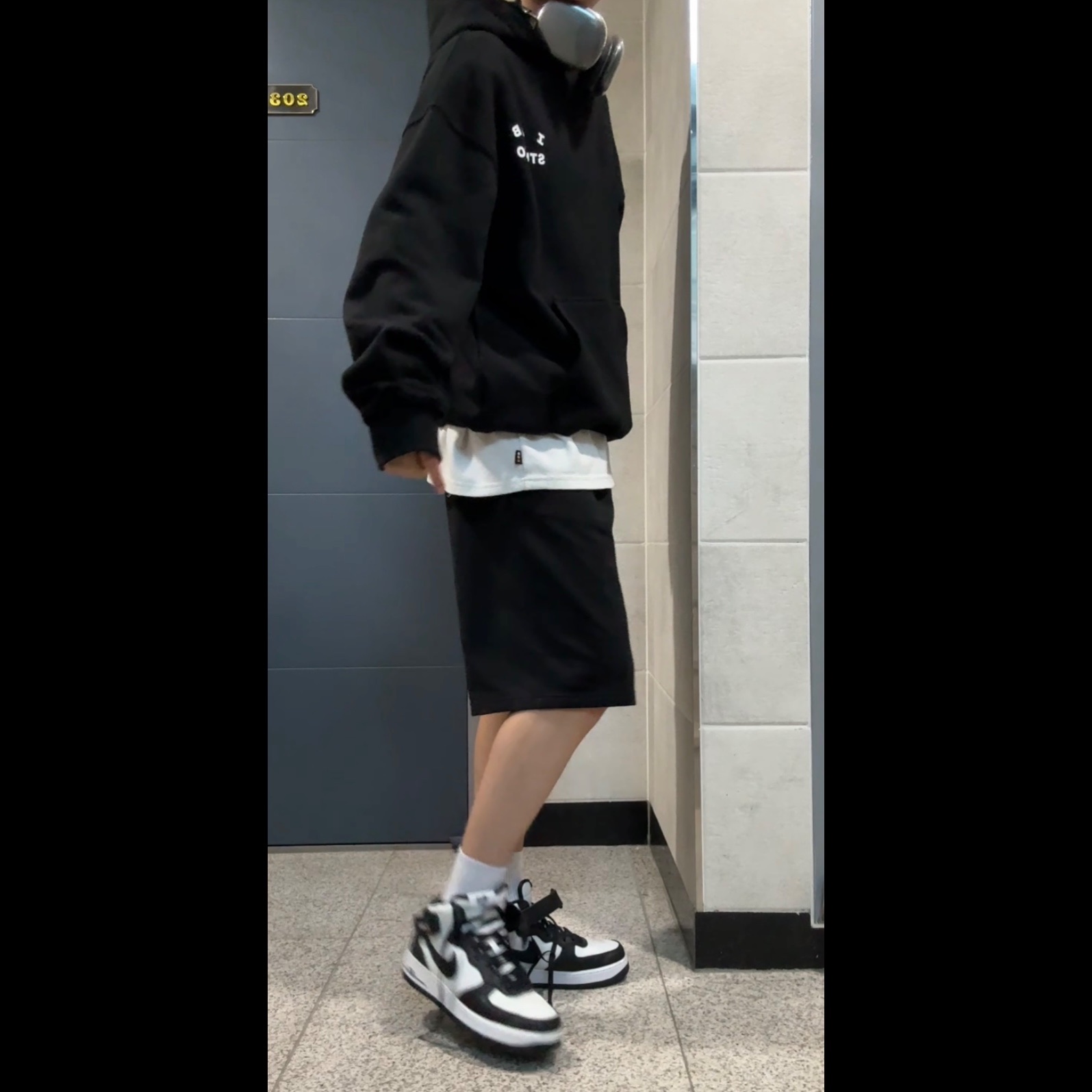 Nike x Stussy Air Force 1 '07 Mid SP Black and Light Bone, IAB Studio Hoodie Black 착용 스타일 - 3