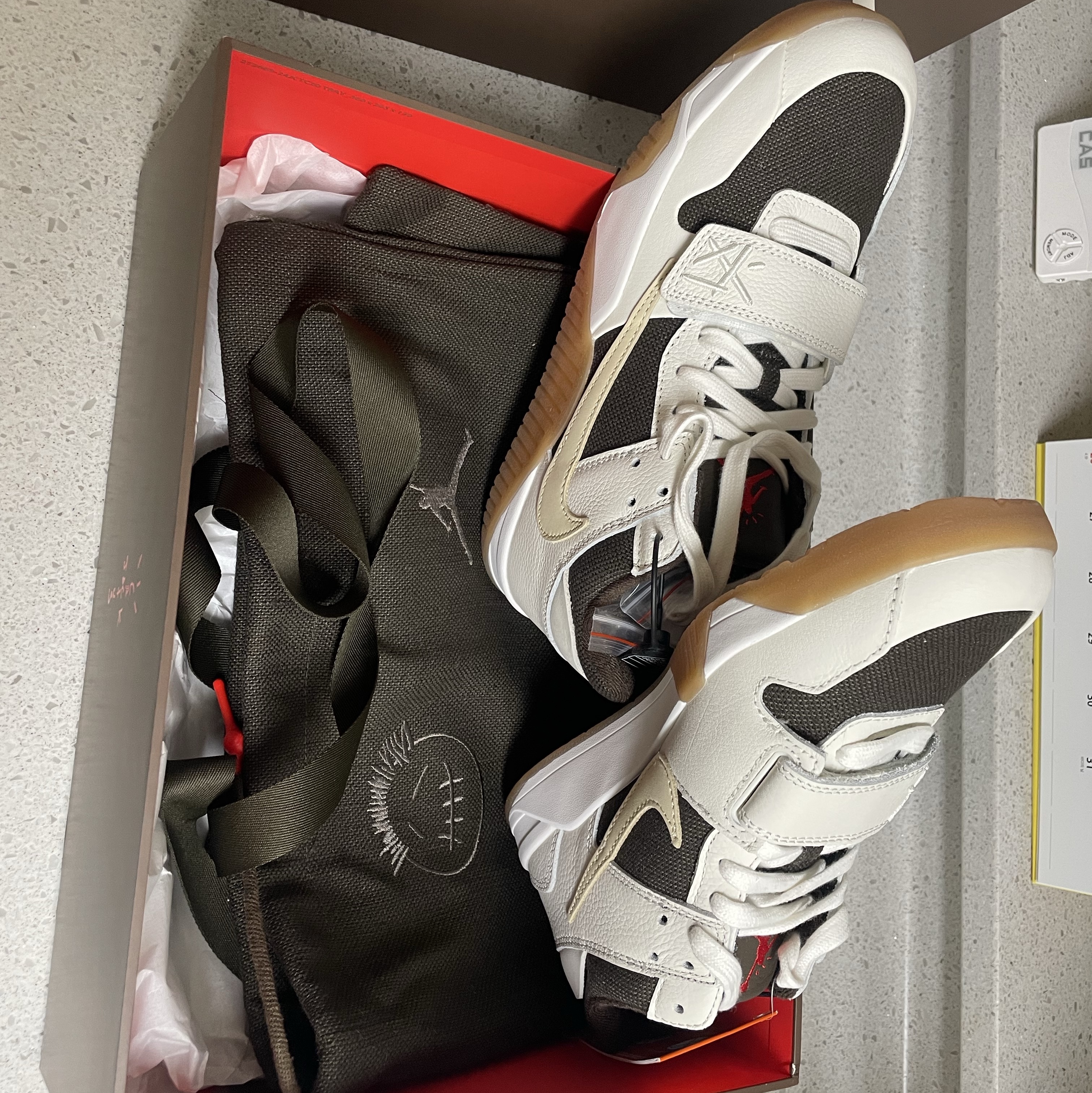 Jordan x Travis Scott Jumpman Jack TR Sail and Dark Mocha 착용 스타일 - 2
