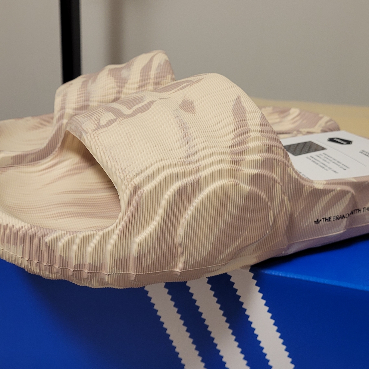 Adidas Adilette 22 Sand Strata 착용 스타일